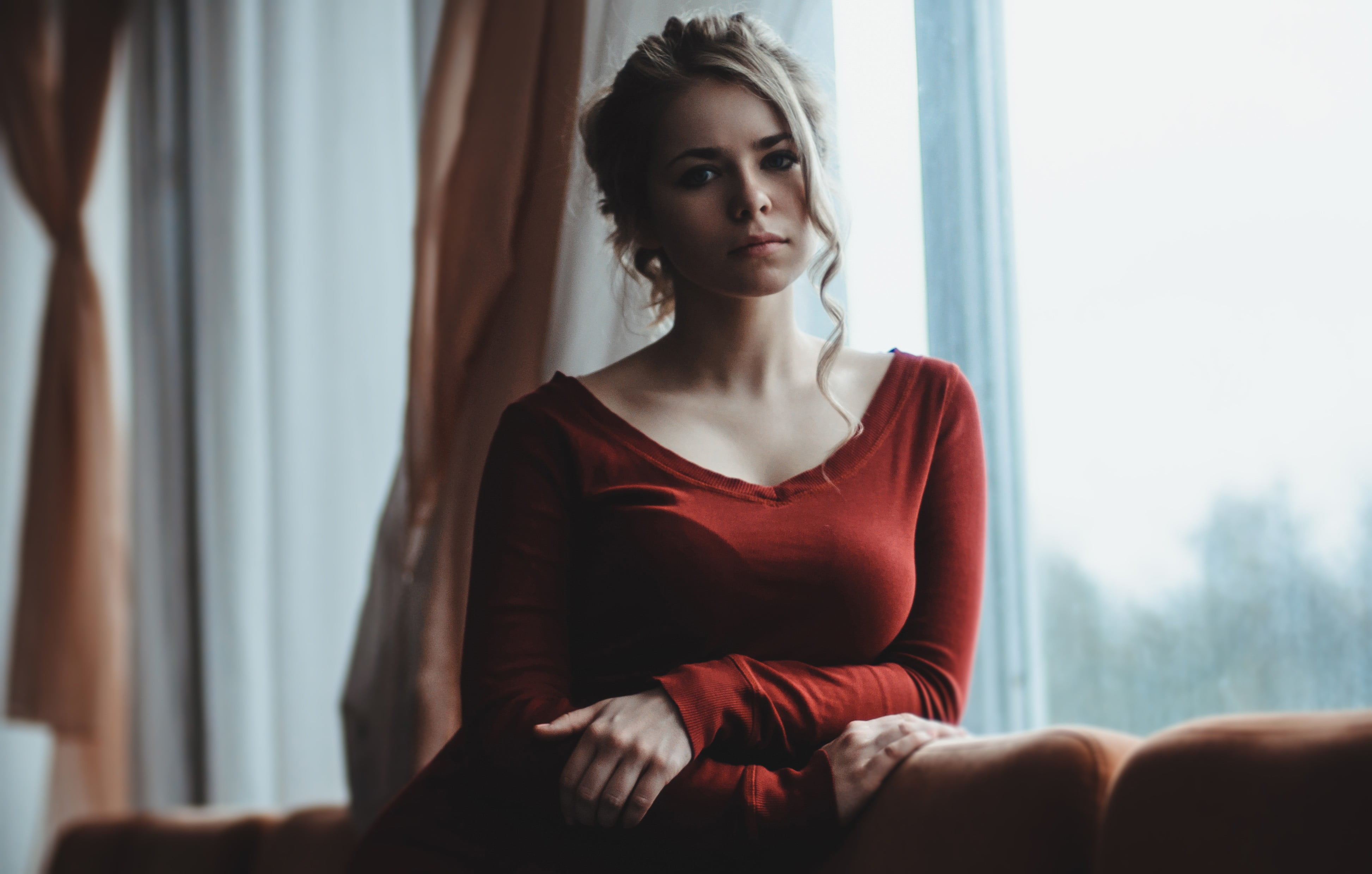 red dress, 4K, brunette, blonde, portrait, women, looking at viewer, model, couch, HD Wallpaper