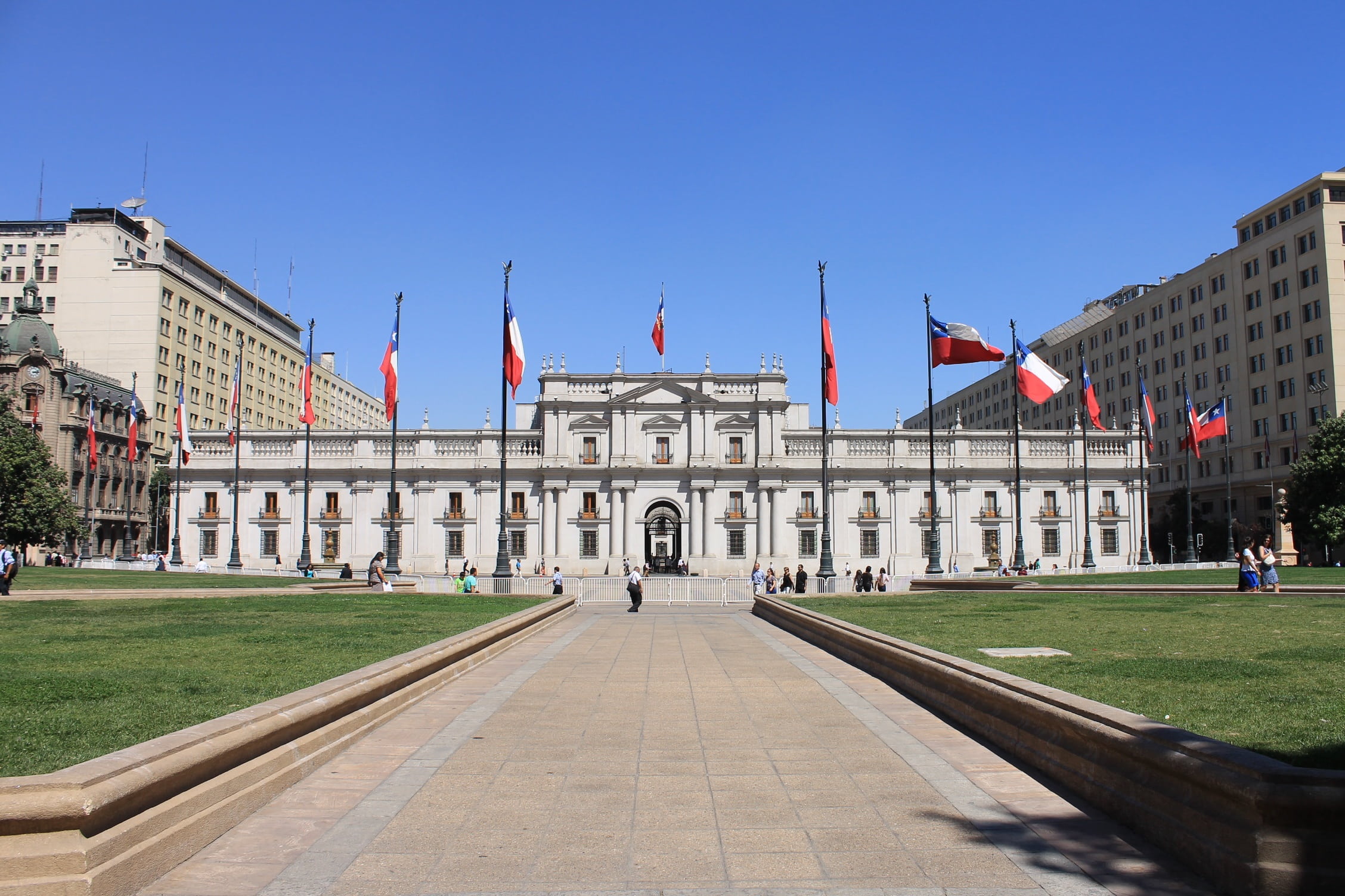 facade, nature, grass, la moneda, politics and government, built structure, summer, famous Place, chile, incidental people, democracy, city, clear sky, HD Wallpaper