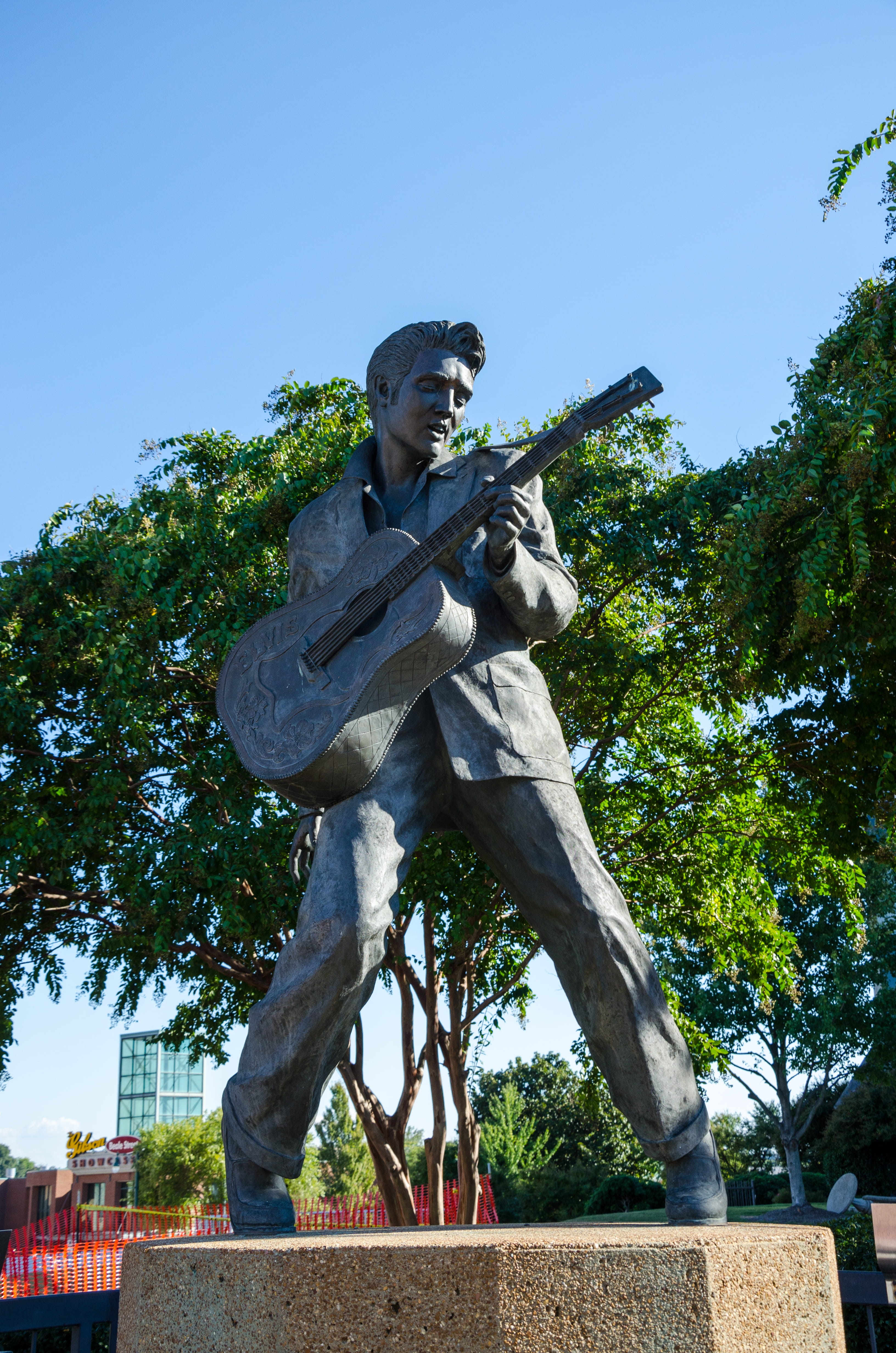 sculpture, blue, creativity, statue, plant, outdoors, architecture, usa, no people, tennesse, elvis presley, nature, craft, sky, human representation, america, Phone HD Wallpaper