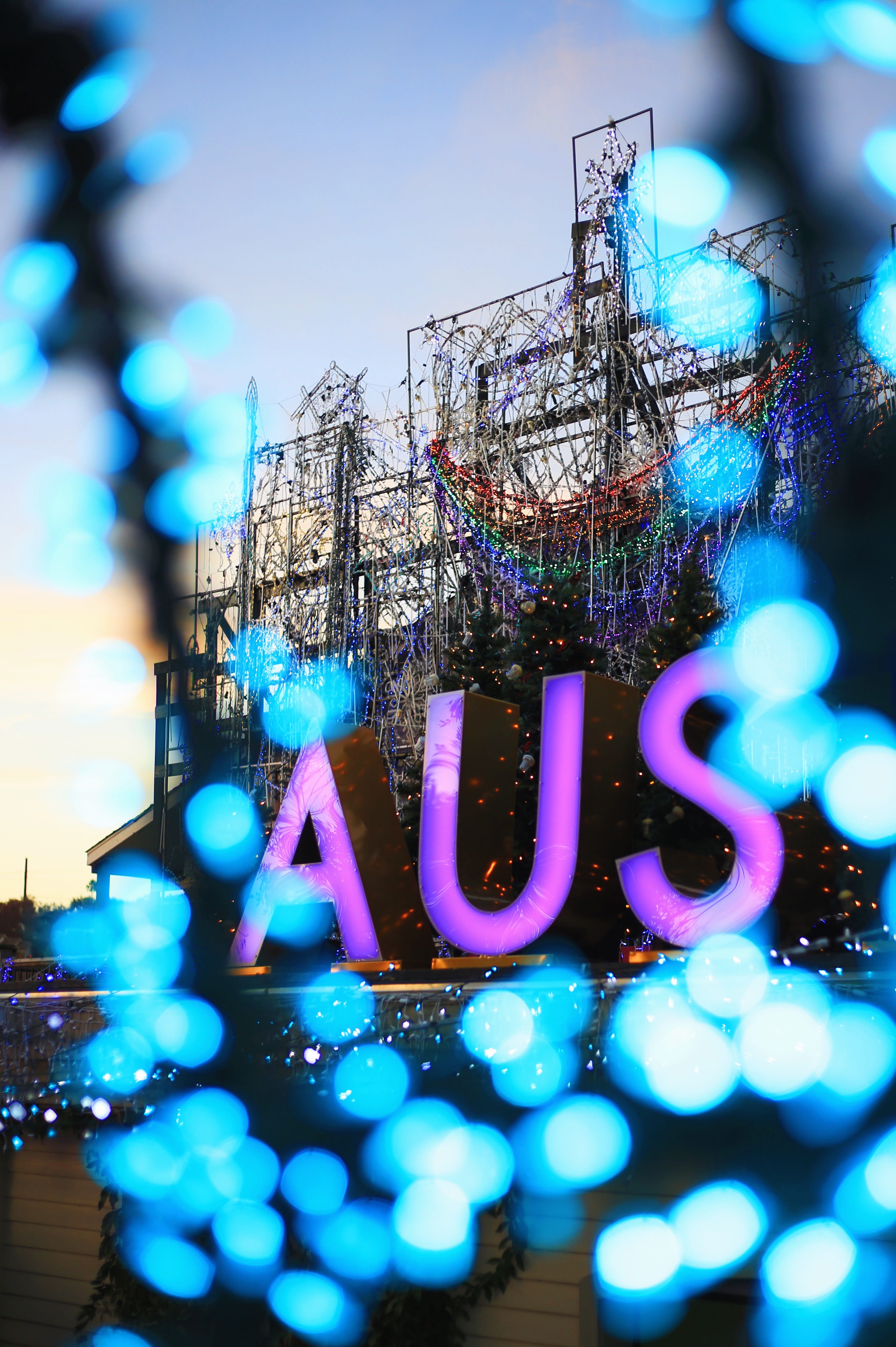 light, festival, christmas decoration, 512, amusement park, selective focus, aus, building exterior, decoration, christmas, 4K, defocused, night, no people, Phone HD Wallpaper
