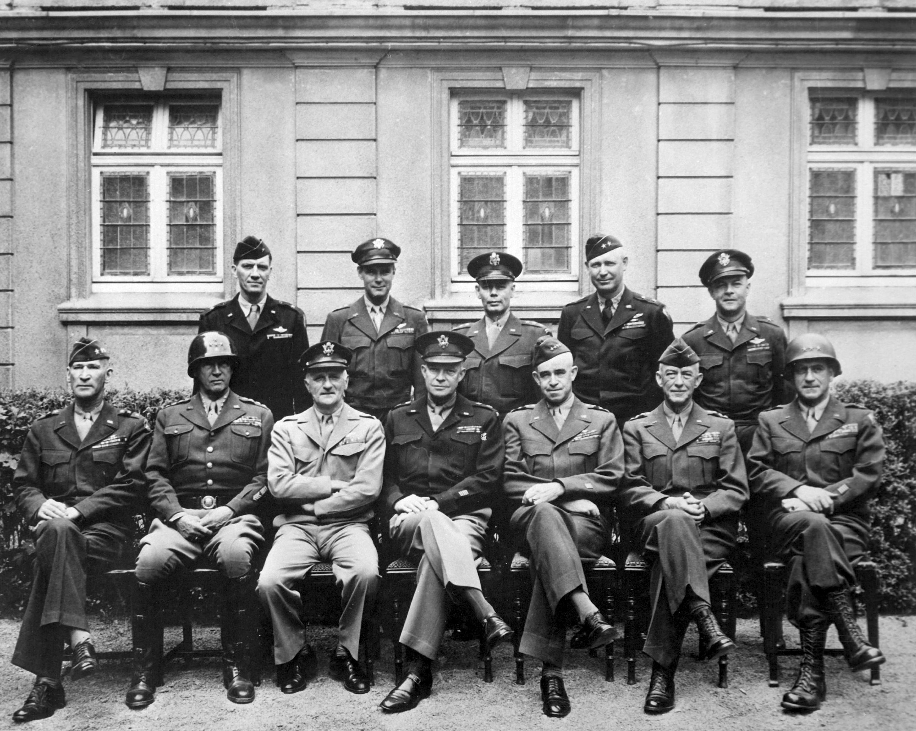 2K, day, building, bench, building exterior, large group of people, allies, architecture, in a row, world war ii, crowd, outdoors, city, built structure, HD Wallpaper