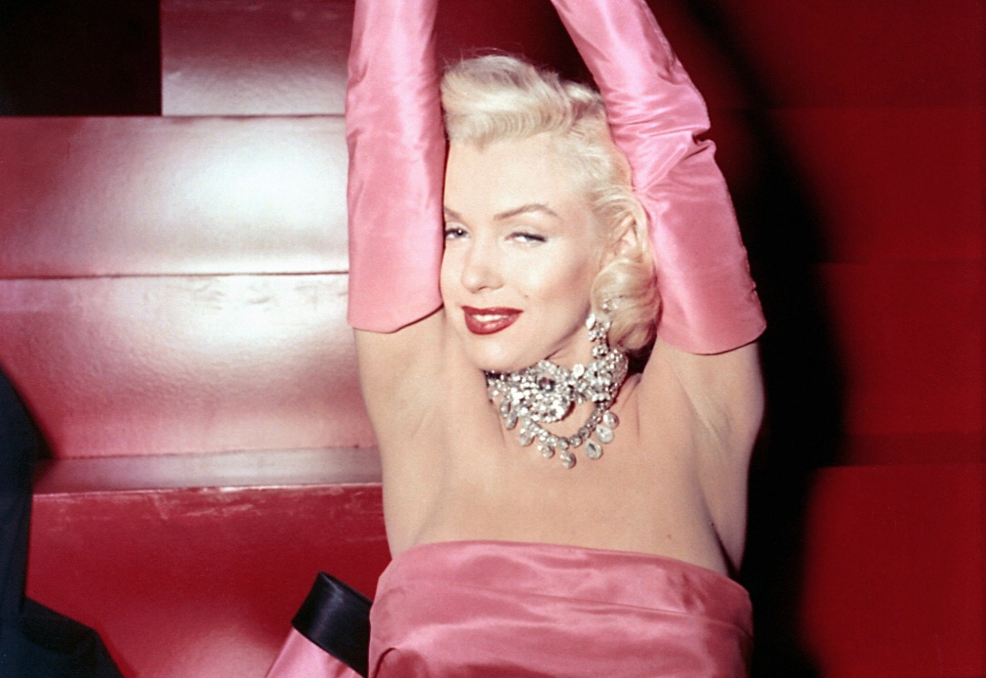 clothing, lifestyles, arms raised, Actresses, young women, hairstyle, emotion, beautiful woman, human arm, happiness, 1080P, Marilyn Monroe, women, pink color, HD Wallpaper