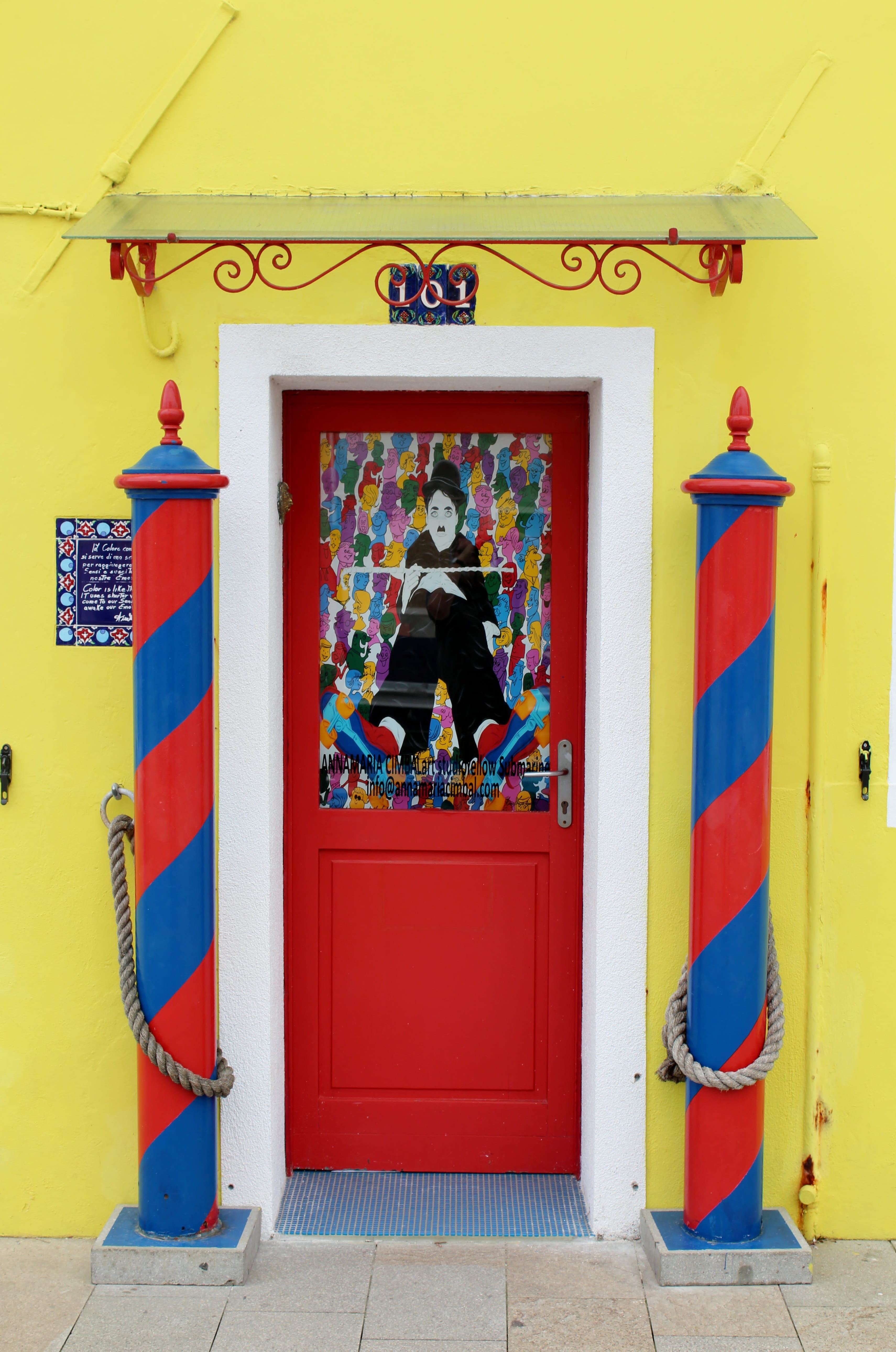 wall - building feature, building exterior, charlie chaplin, creativity, building, representation, red, art and craft, outdoors, door, architecture, built structure, Phone HD Wallpaper