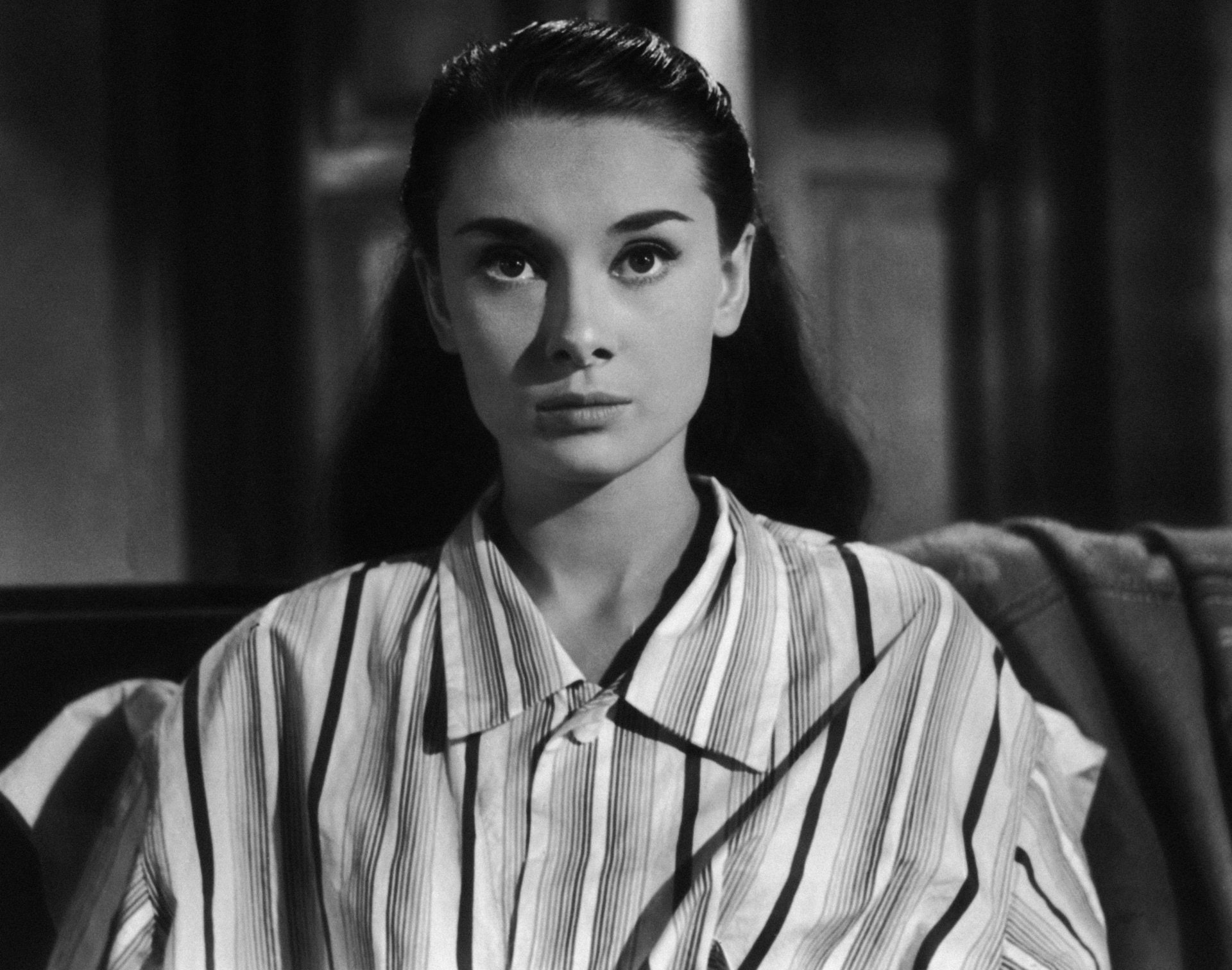 Actresses, indoors, focus on foreground, 1080P, looking at camera, young women, teenager, casual clothing, lifestyles, young adult, Audrey Hepburn, beauty, HD Wallpaper