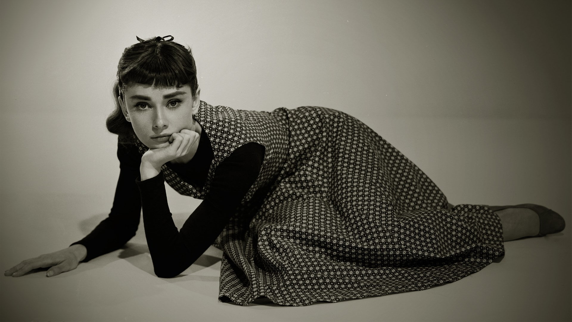 fashion, hairstyle, indoors, studio shot, beautiful people, glamour, 1080P, contemplation, young adult, looking at camera, audrey hepburn, women, one person, HD Wallpaper