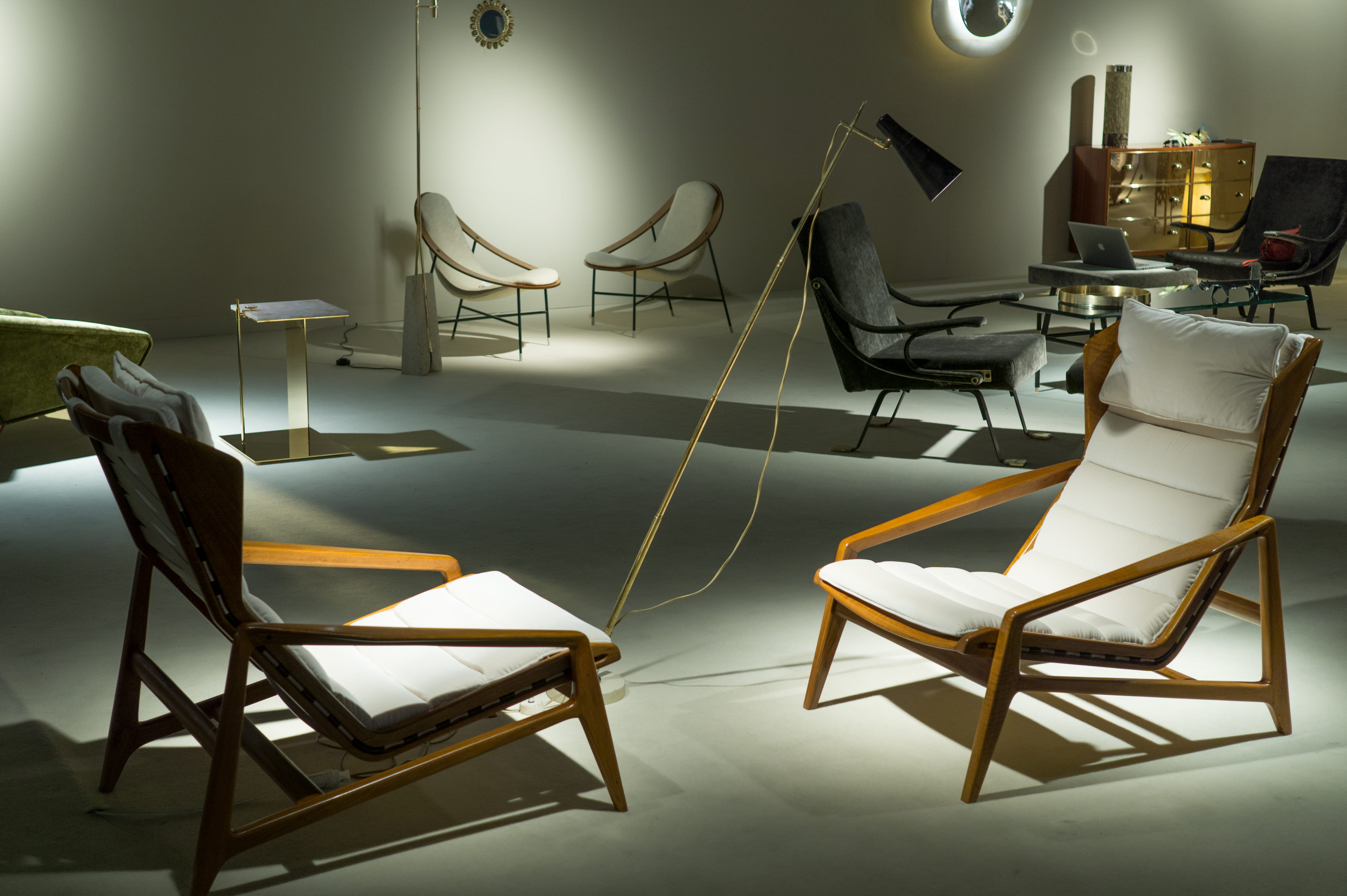 table, design, absence, lamp, floor, domestic room, contemporary, chair, chairs, art, seat, day, furniture, light - natural phenomenon, wood - material, HD Wallpaper