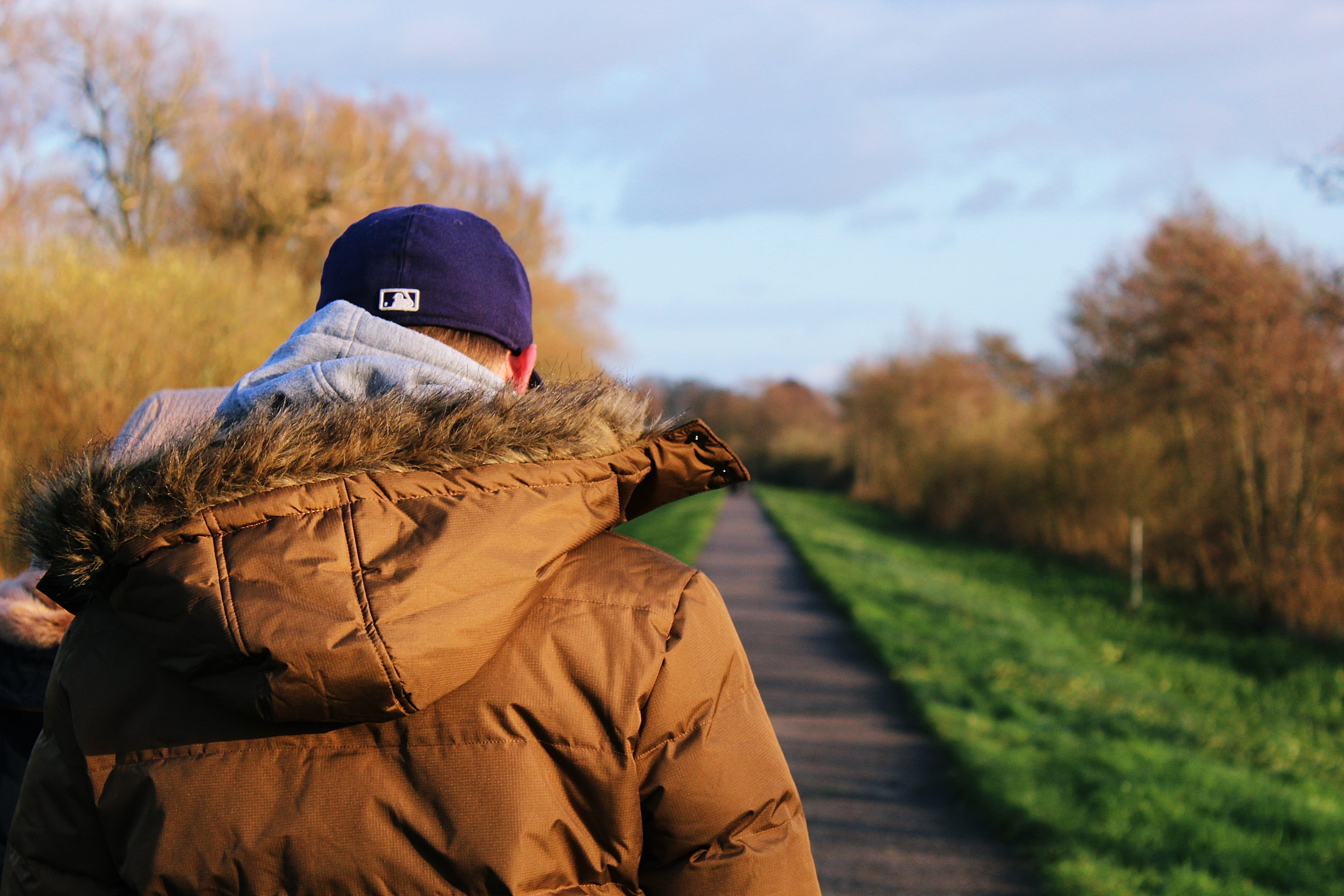 human, rest, alone, flip side, melancholic, distant view, autumn, clothing, back, women, lonely, cap, thoughtfully, walk, couple - relationship, daytime, HD Wallpaper
