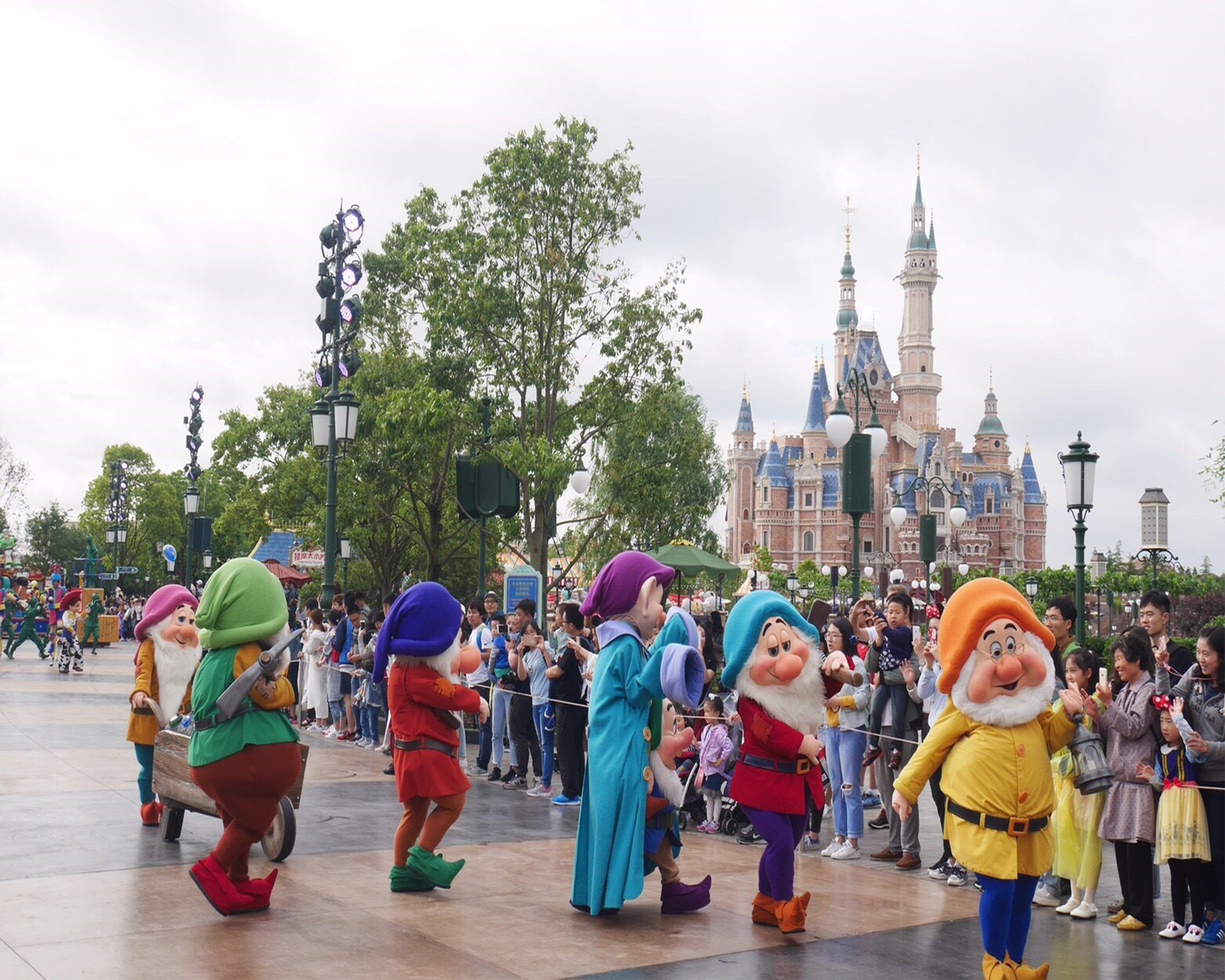 sky, group of people, nature, street, 1080P, architecture, happy, shanghai disneyland, crowd, women, dwarf, day, theme-park, outdoors, built structure, HD Wallpaper