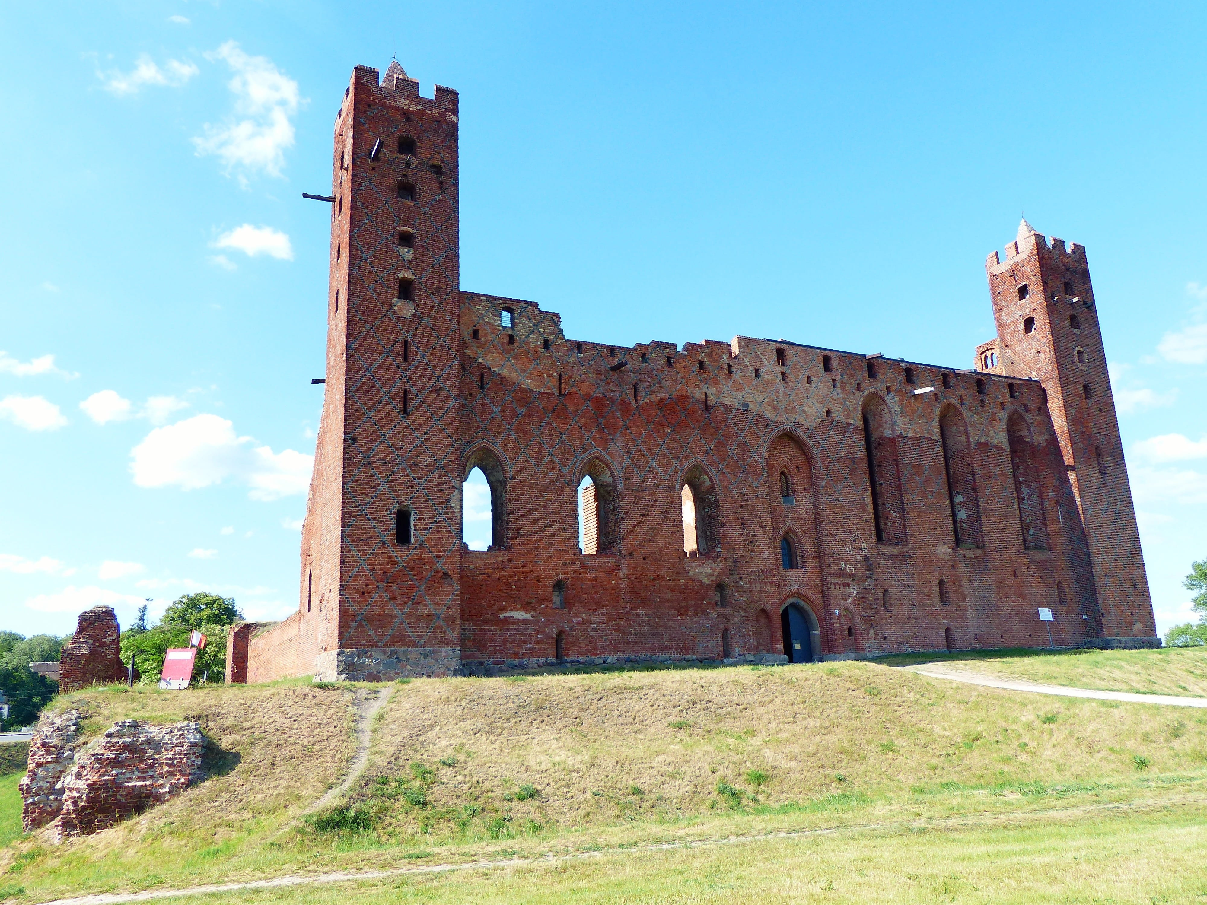 building exterior, at the court of, ruined, travel destinations, historical, sky, damaged, old, ancient, ancient civilization, lake dusia, lawn, brick, HD Wallpaper
