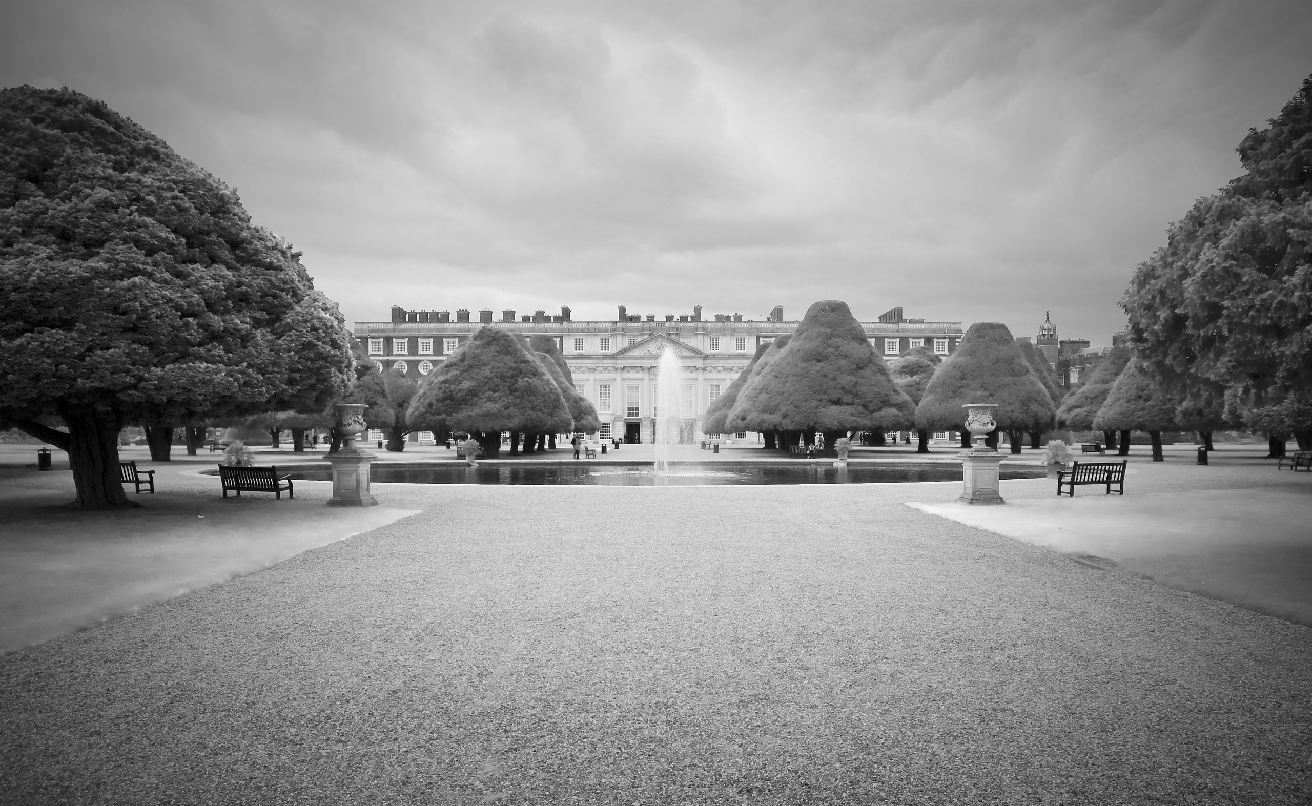 fountain, grayscale, sky, connection, Black, photography, transportation, bridge, Court, united kingdom, tree, bridge - man made structure, plant, London, HD Wallpaper