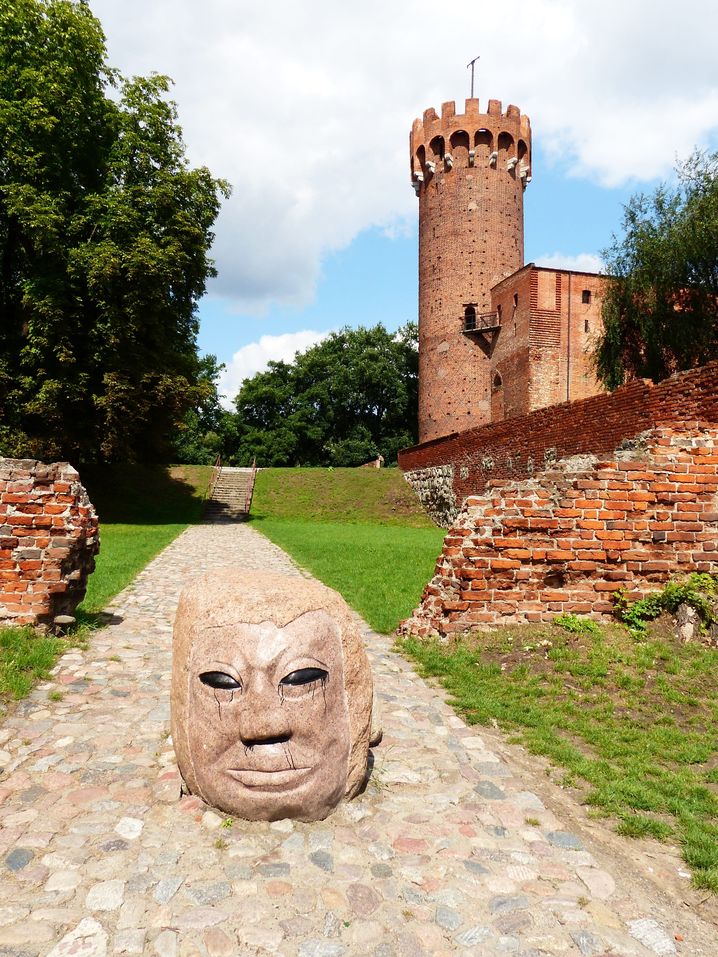 poland, the palace, built structure, plant, day, the gothic, 4K, at the court of, tree, stone wall, stone, representation, world-on-vistula, human representation, Phone HD Wallpaper
