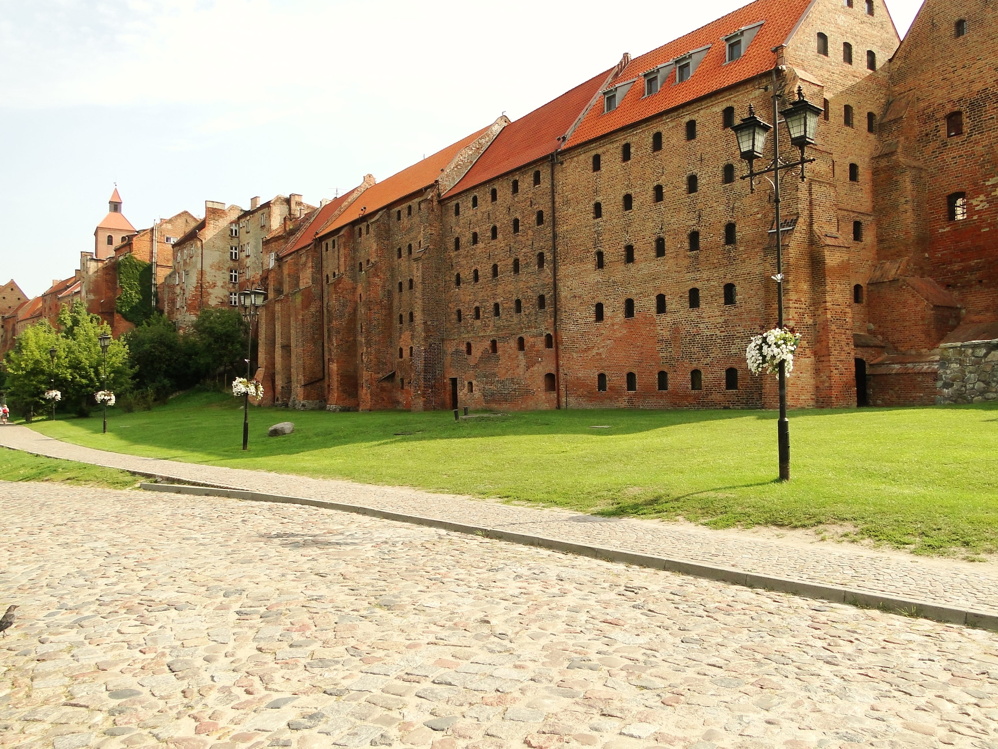 day, plant, footpath, house, the past, the gothic, the palace, lawn, built structure, 2K, street, tourism, outdoors, crate bornwalda, window, poland, history, HD Wallpaper