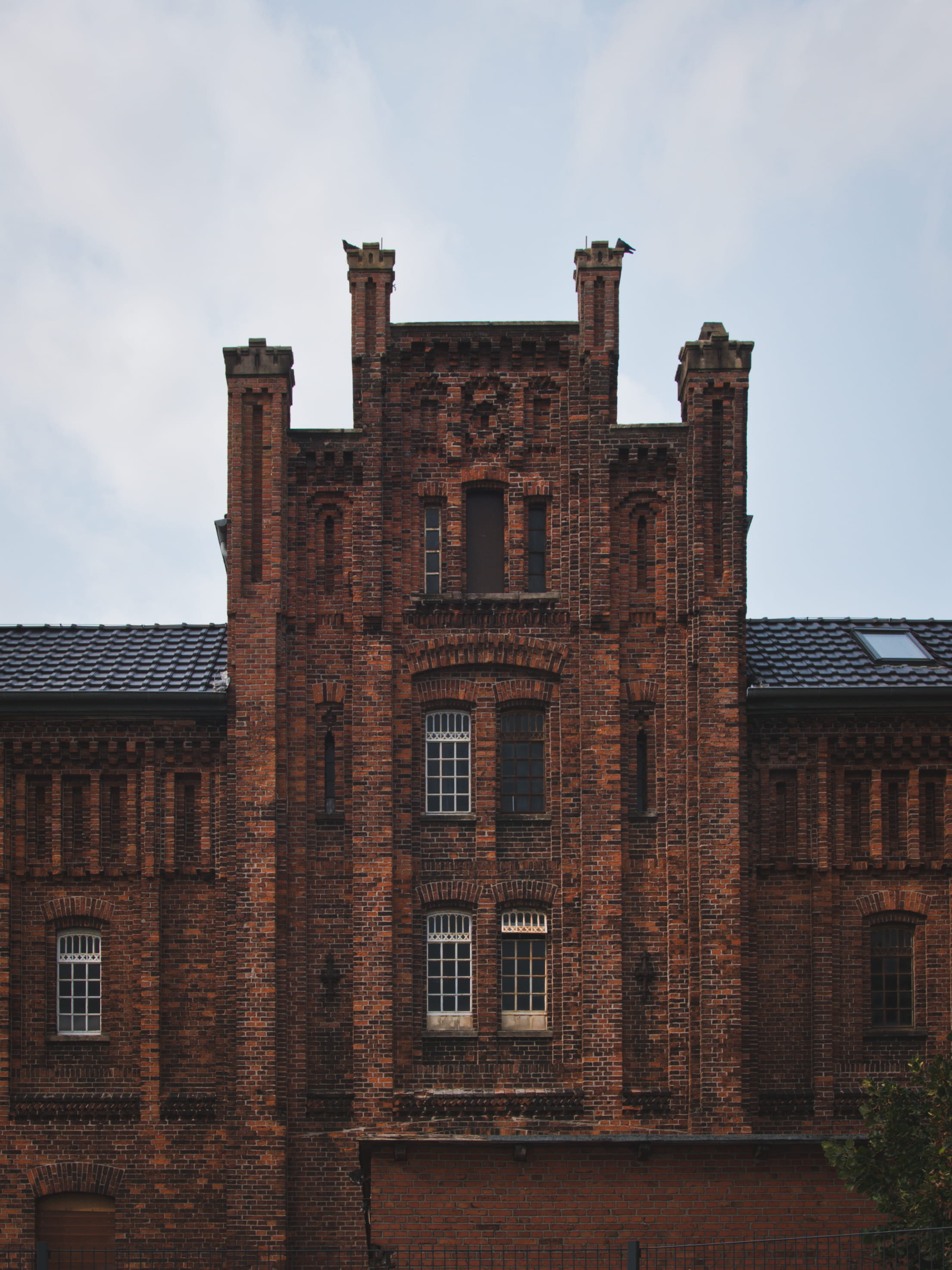castle, built structure, high rise, history, cloud - sky, brick, 2K, town, building exterior, wall, house, nature, outdoors, the past, housing, ruins, Phone HD Wallpaper