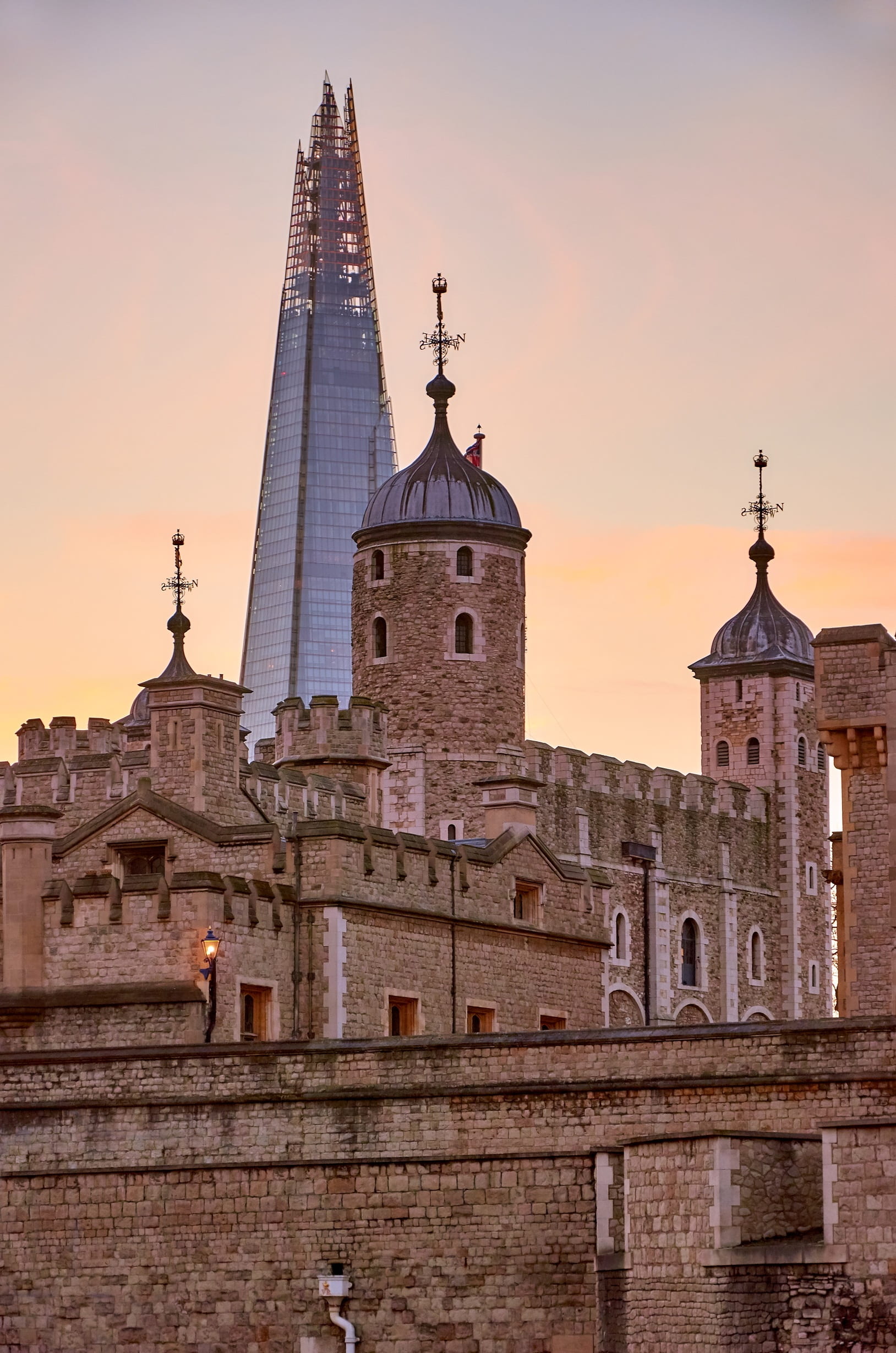 evening, old, city view, skyscraper, holiday, setting sun, building exterior, low angle view, tourist attraction, tower of london, abendstimmung, lighting, Phone HD Wallpaper