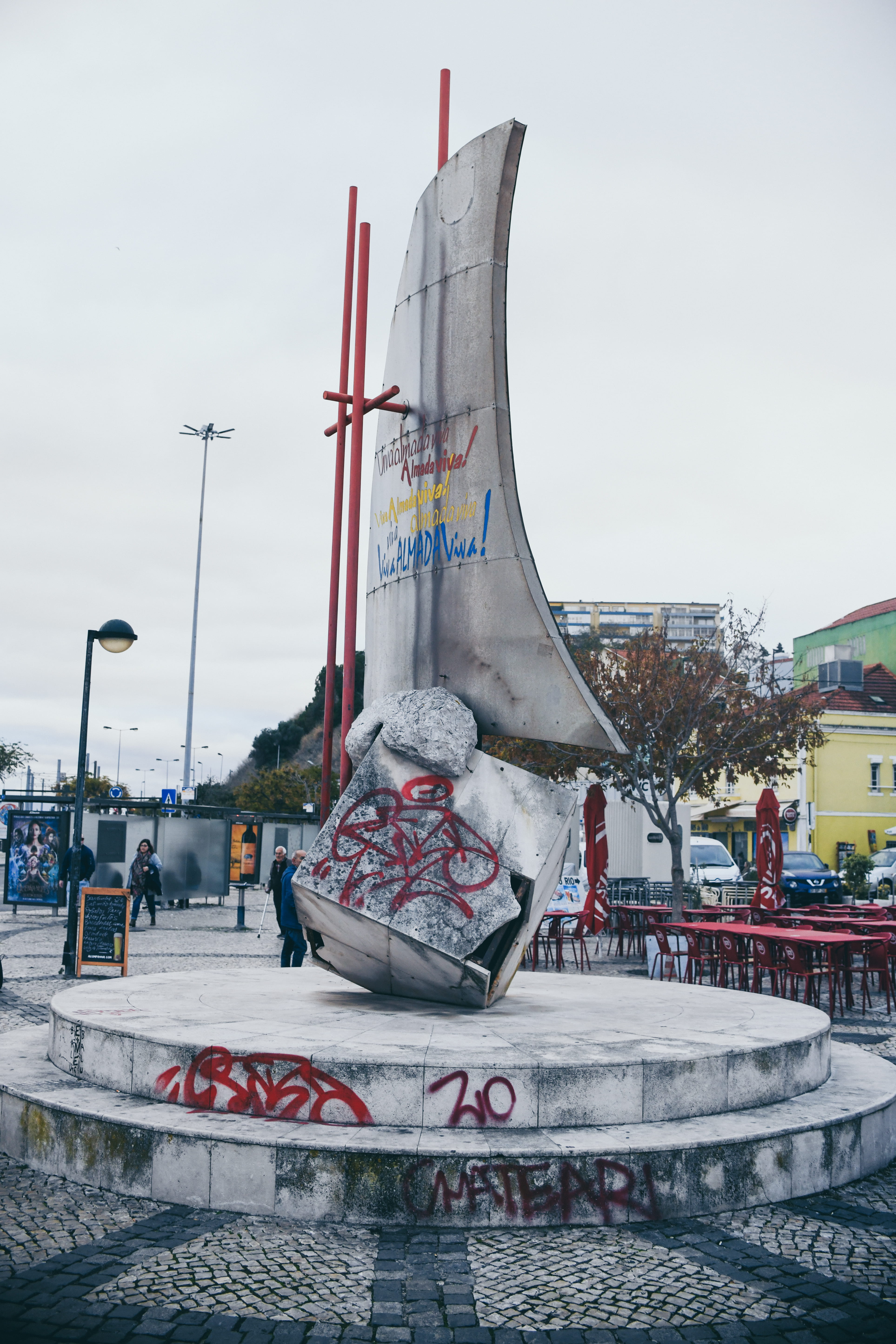 incidental people, art and craft, built structure, real people, sky, group of people, nature, creativity, outdoors, urban sadness, lisbon, day, flag, sad, Phone HD Wallpaper