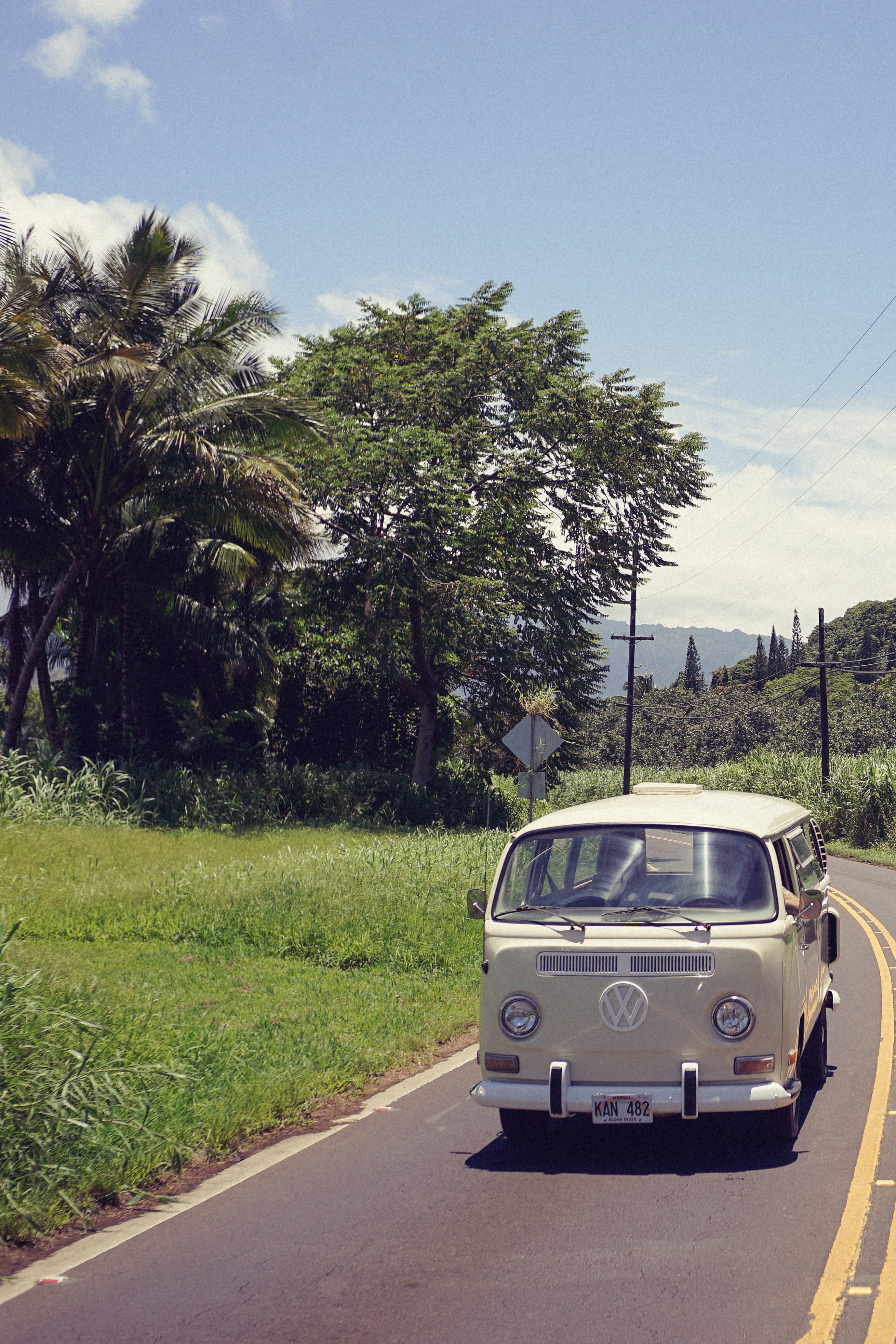 motor vehicle, growth, no people, field, sky, city, outdoors, hanalei, grass, bus, travel, 4K, vw, mode of transportation, transportation, car, sunlight, Phone HD Wallpaper