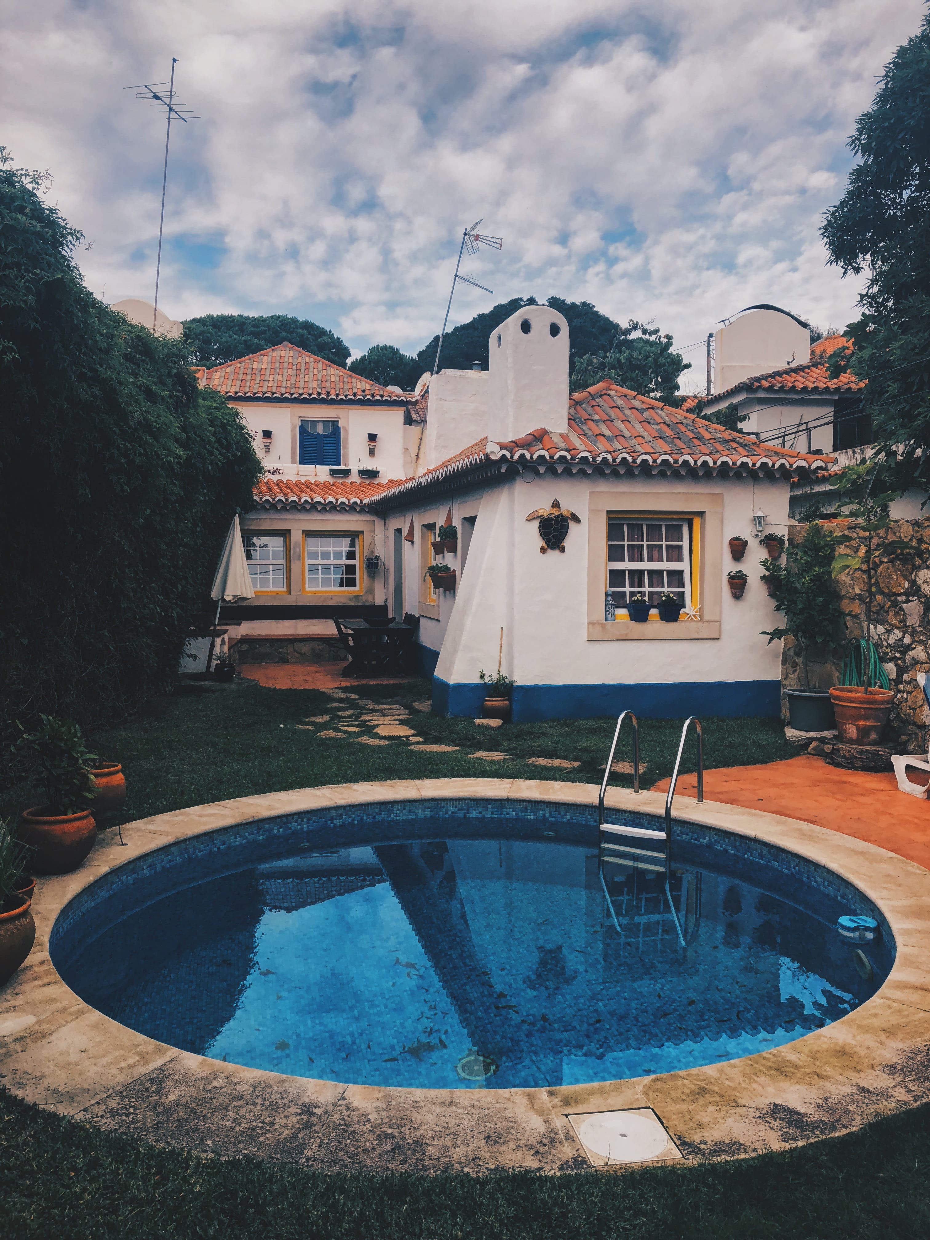 outdoors, swimming pool, plants, backyard, house decor, town, city, flowers, house, pool, residential district, sky, swimming, ulgueira, built structure, Phone HD Wallpaper