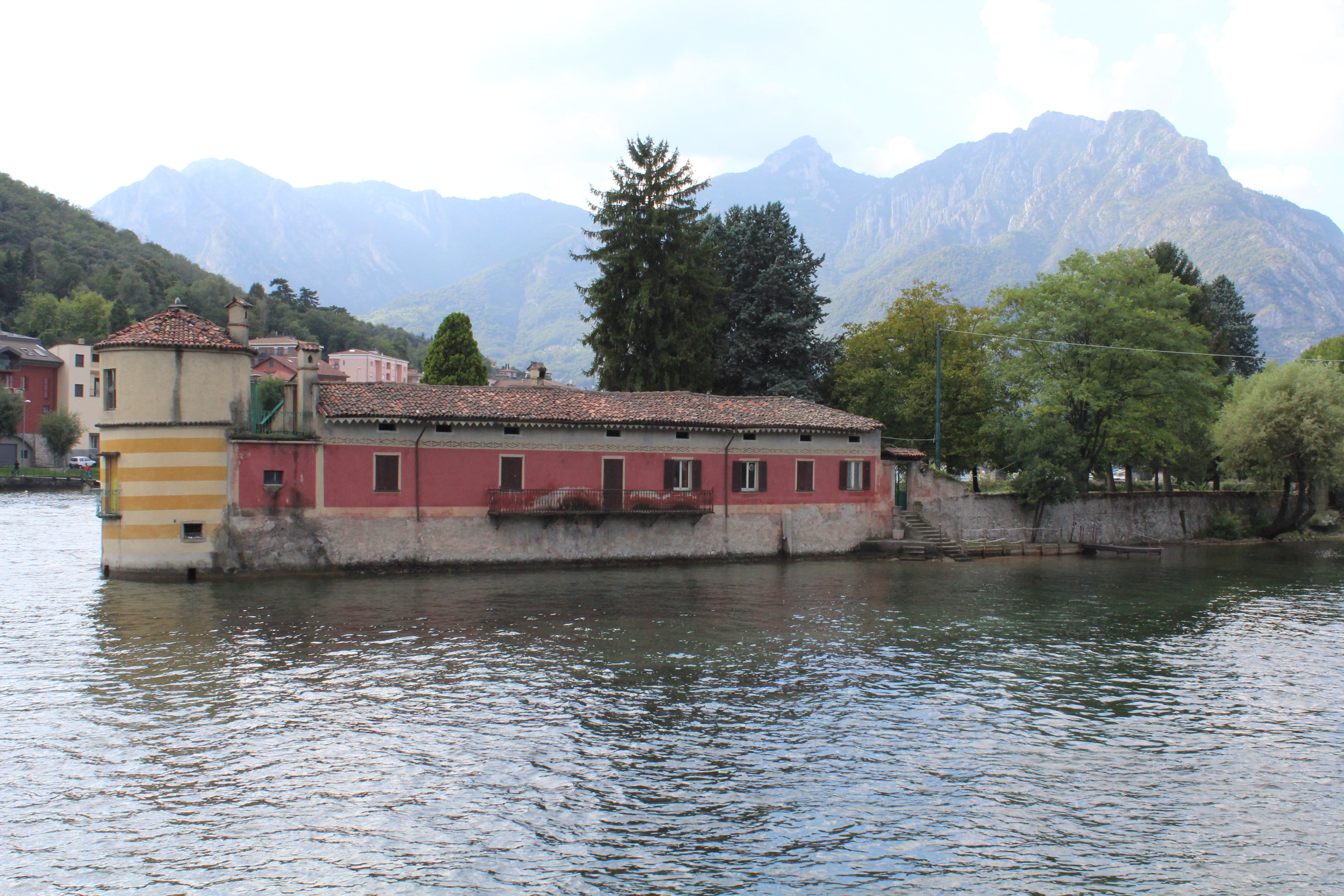 outdoors, sky, lombardy, day, mountain range, mountain, nature, 5K, no people, island visconti, boathouse, architecture, water, plant, house, lake lecco, HD Wallpaper