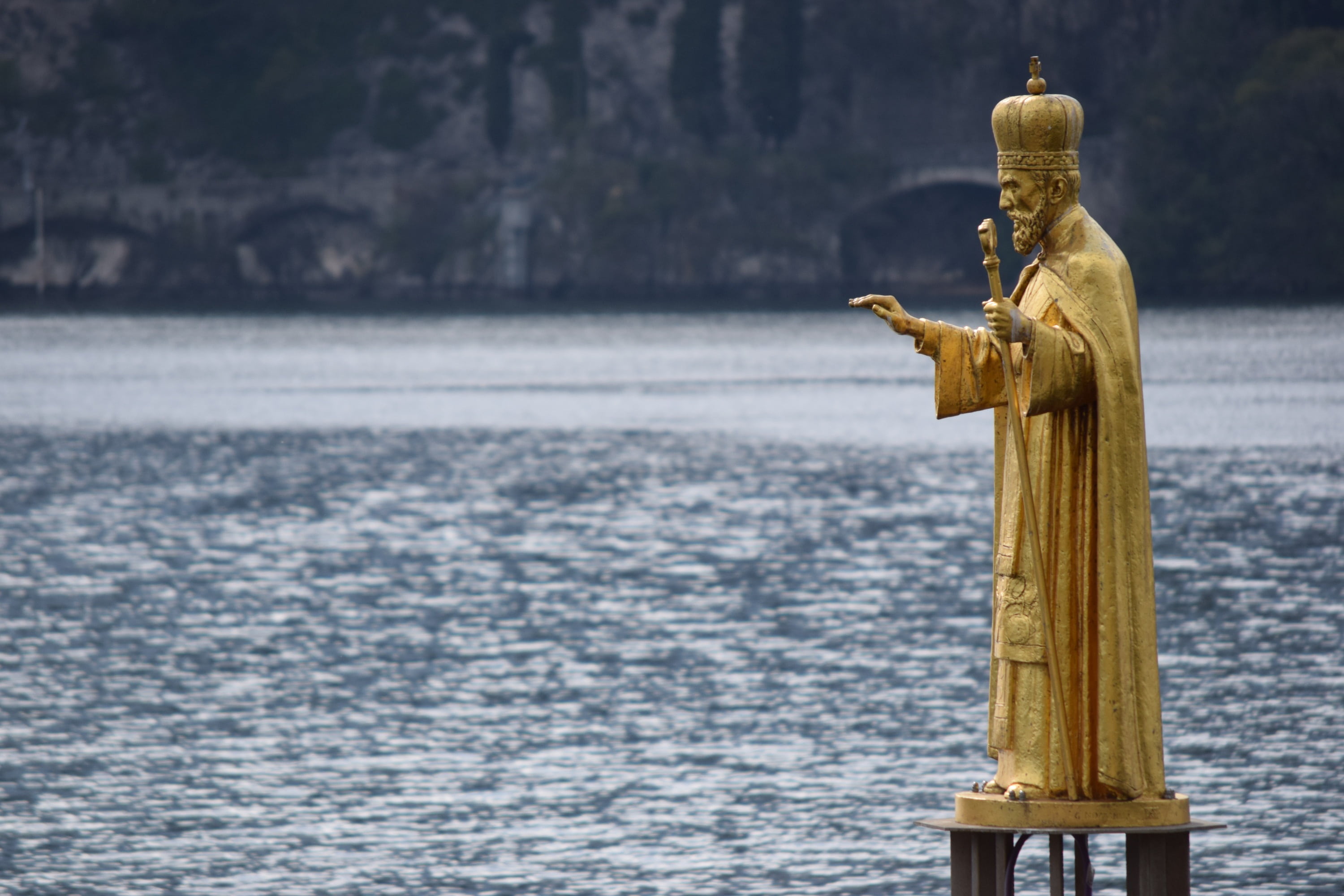bird, focus on foreground, religion, representation, human representation, sculpture, art and craft, sea, lake, animal wildlife, statue, gold colored, lombardy, HD Wallpaper