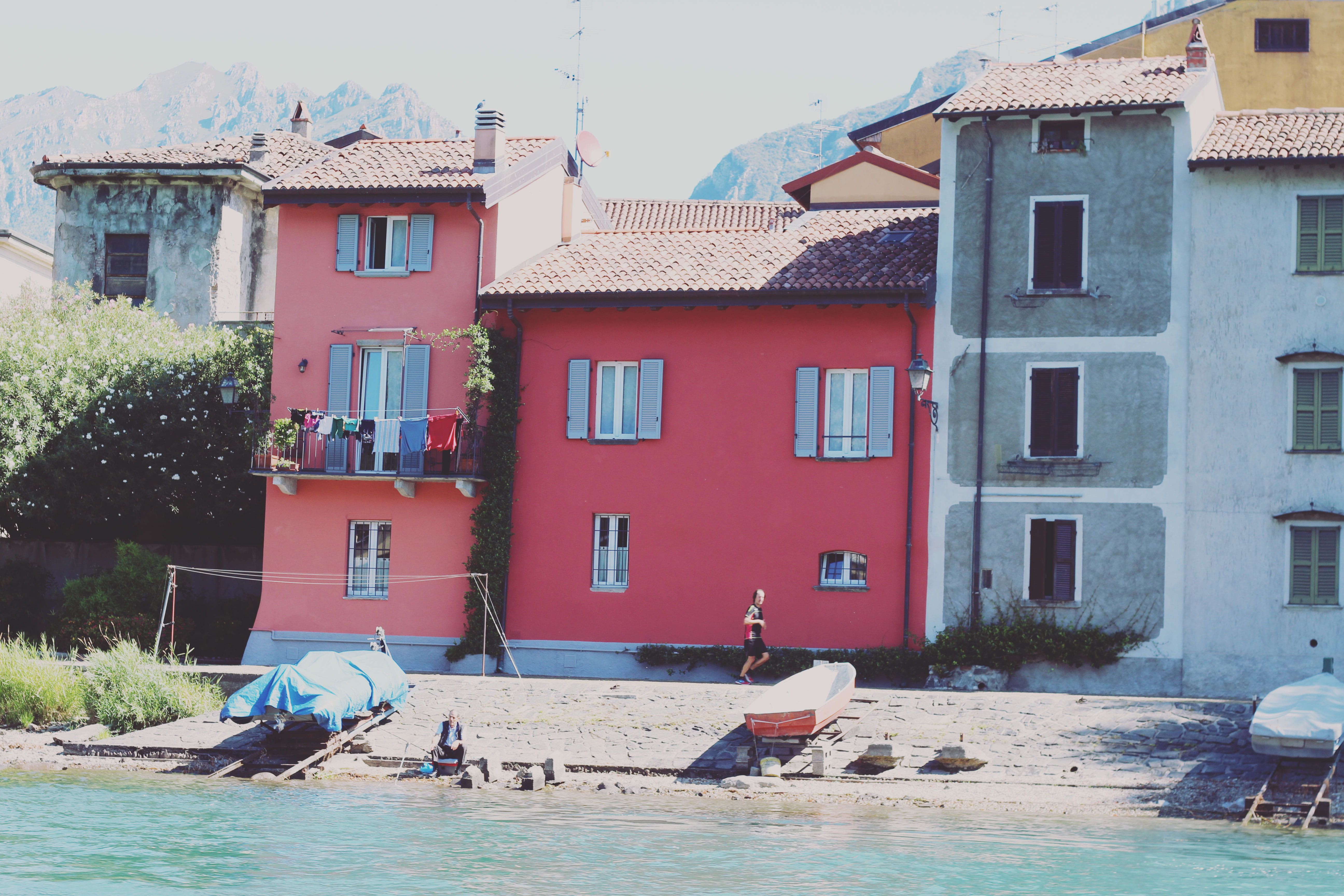 5K, building, day, building exterior, house, outdoors, pescarenico, real people, italy, plant, men, swimming pool, lecco, group of people, water, nature, HD Wallpaper