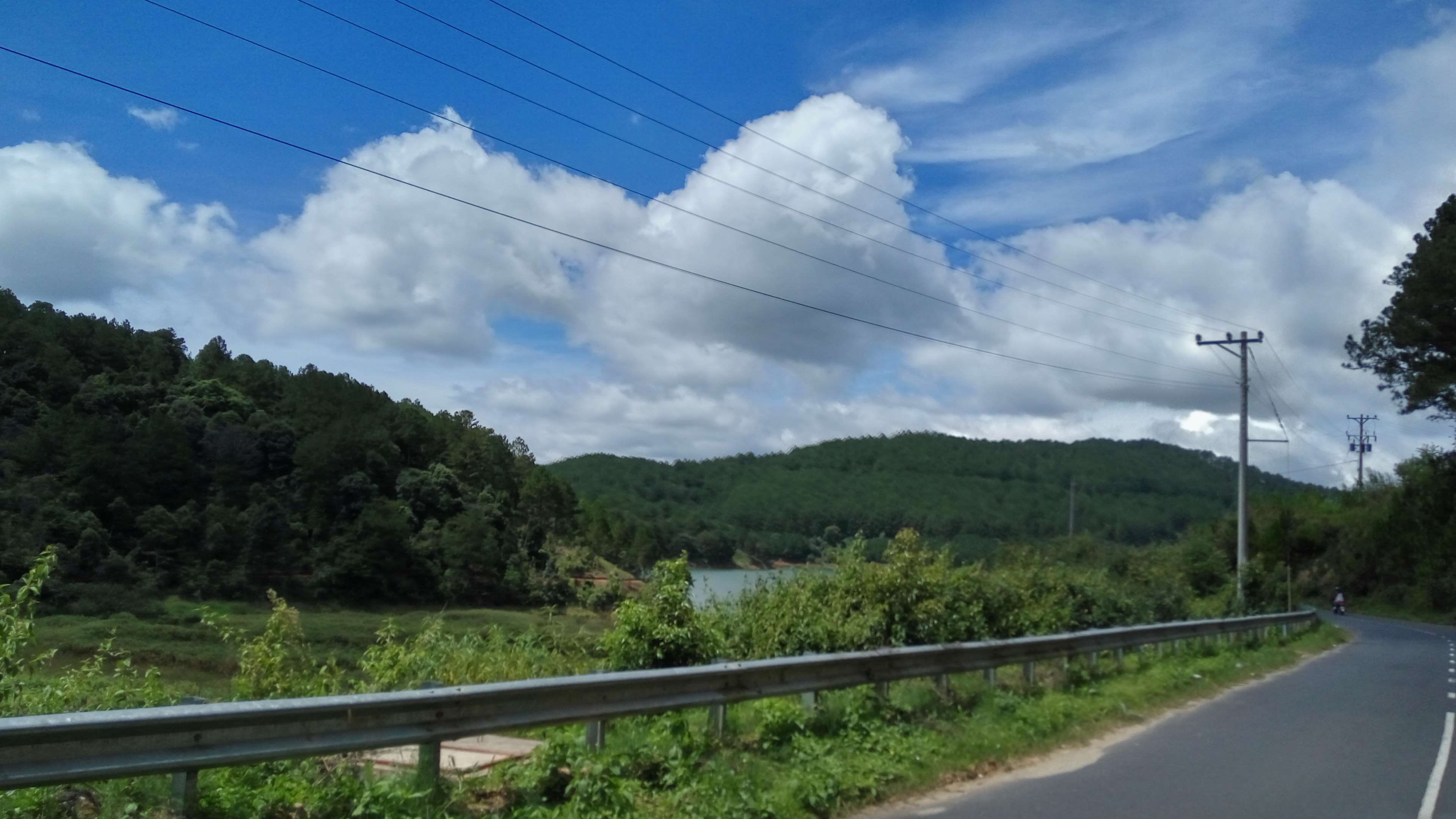 4K, nhn t trn cao xung h tuyn lm xanh bic, electricity, tranquility, power line, cloud - sky, electricity pylon, day, technology, scenics - nature, plant, HD Wallpaper