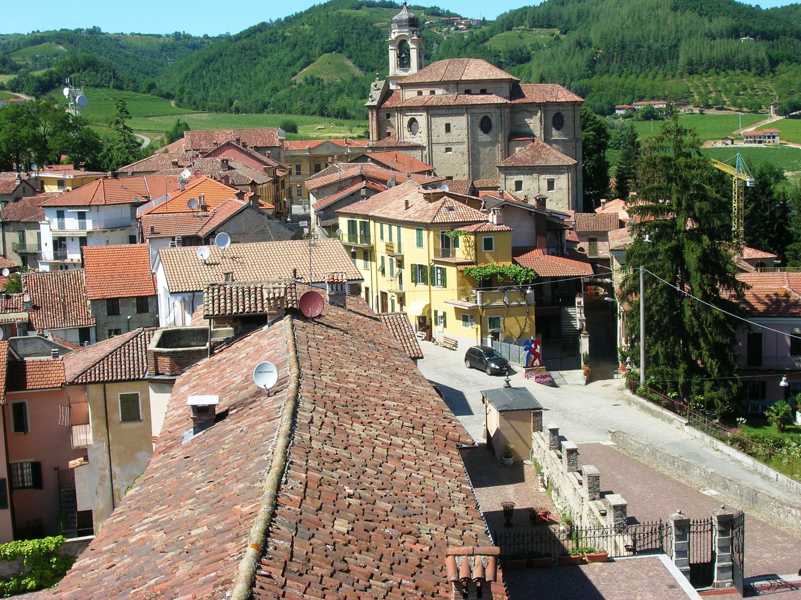 sunlight, architecture, building, high angle view, built structure, city, parish church, roof, day, roof tile, langhe monferrato, place of worship, tree, HD Wallpaper