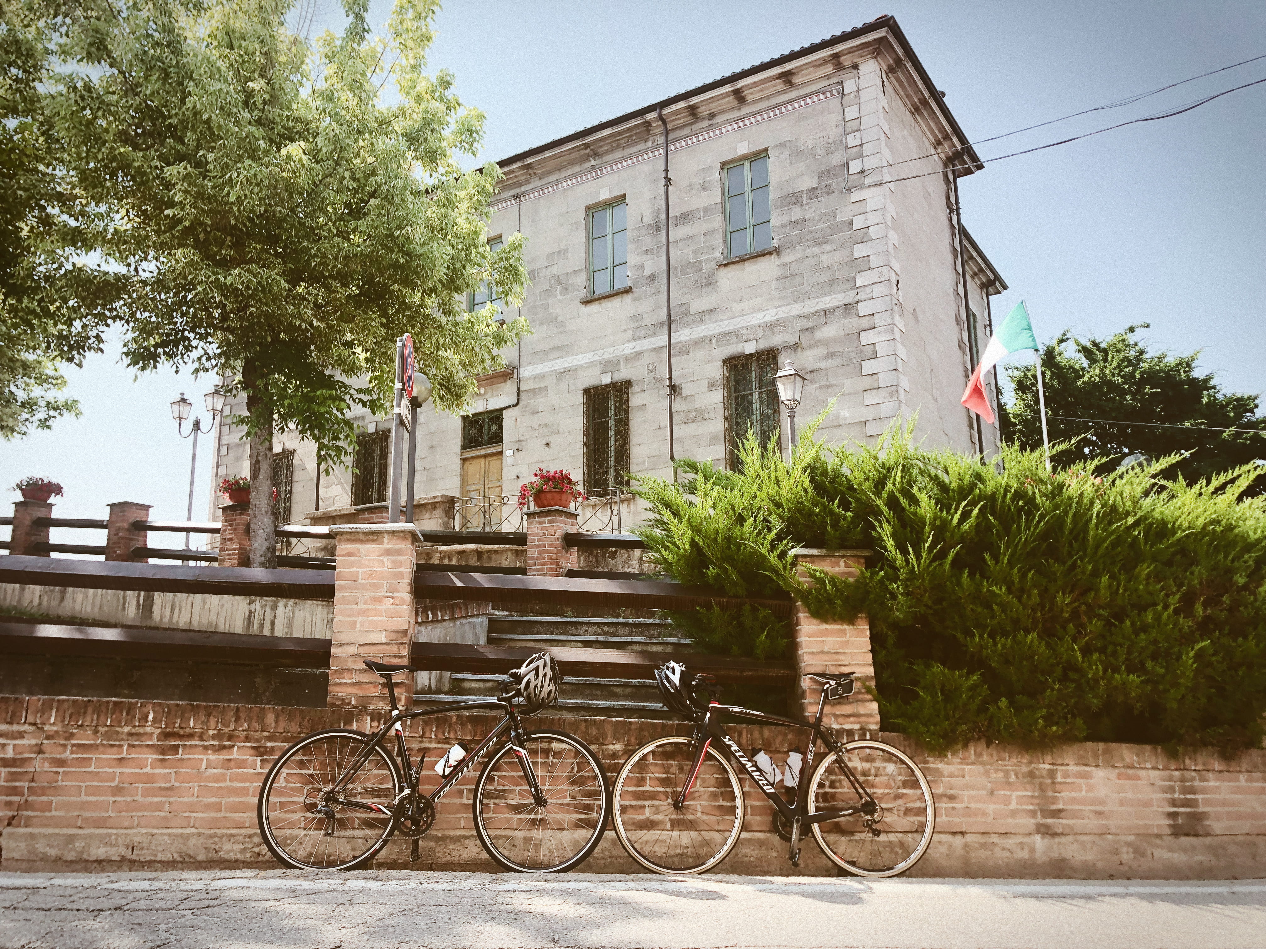 railing, italy, 4K, day, bicycle, outdoors, plant, tree, racecycling, nature, mode of transportation, grinzane cavour, sky, residential district, biking, HD Wallpaper