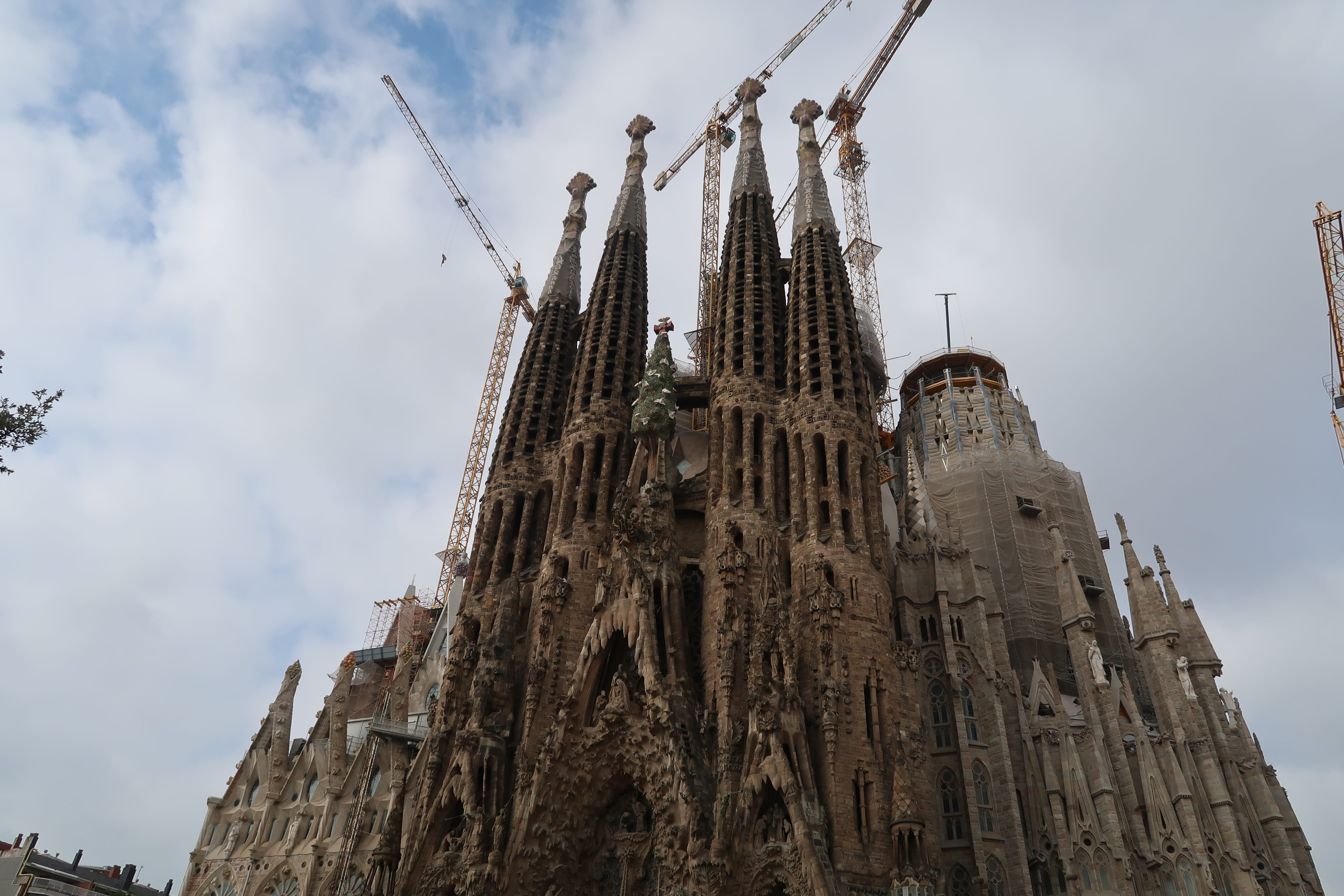 barcelona, la sagrada familia, spirituality, gaudi cathedral, 5K, belief, sky, cloud - sky, built structure, nature, travel destinations, crane - construction machinery, HD Wallpaper