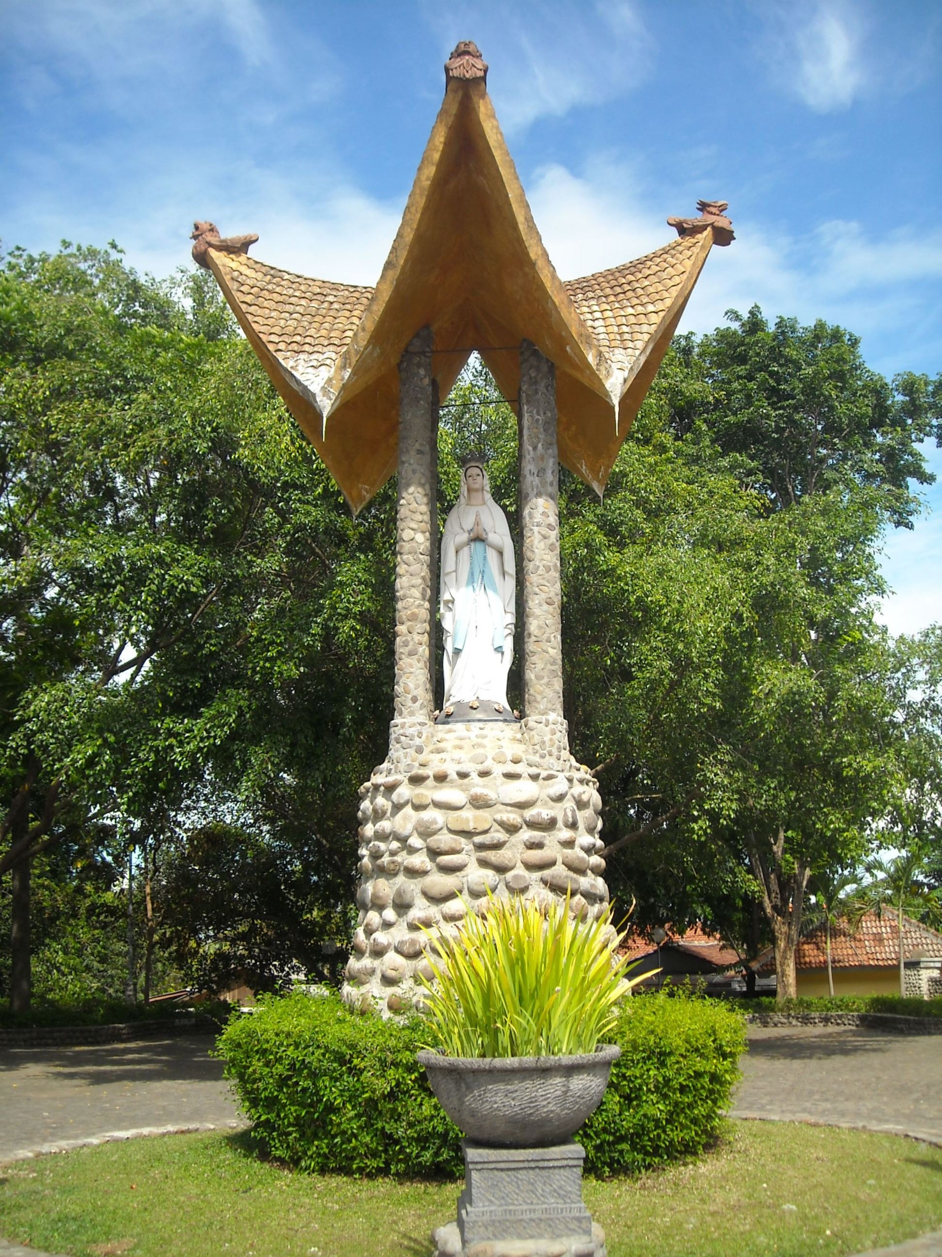 maria, kediri, statue, art and craft, nature, indonesian, catholic, building, day, sky, no people, 2K, sculpture, green color, tree, church, garden, outdoors, Phone HD Wallpaper
