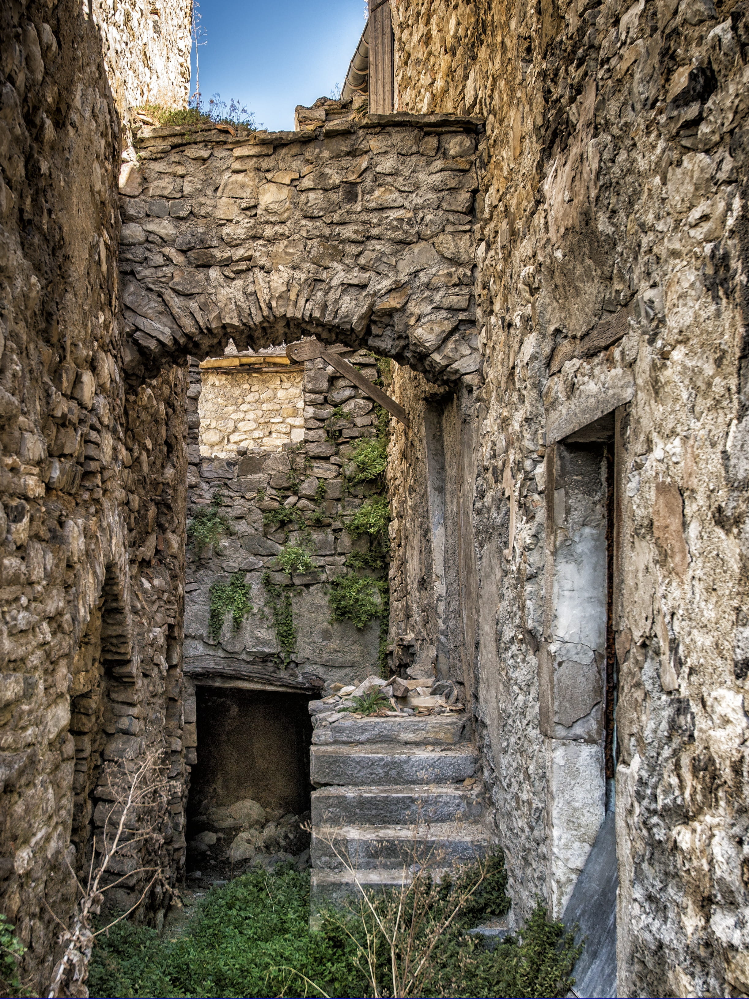 deterioration, history, plant, old ruin, old, the past, former, stairs, outdoors, nature, damaged, medieval house, architecture, abandoned, ruined, built structure, Phone HD Wallpaper