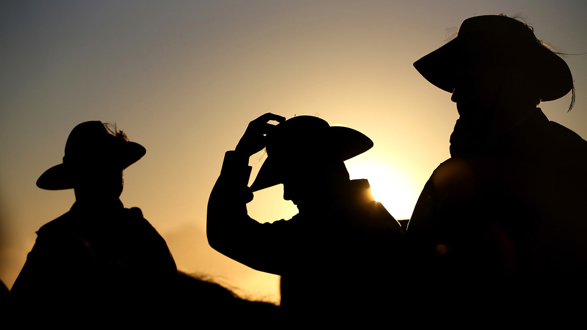 Currumbin QLD, Anzac Day, Australia, 1080P, silhouette, hat, men, HD Wallpaper
