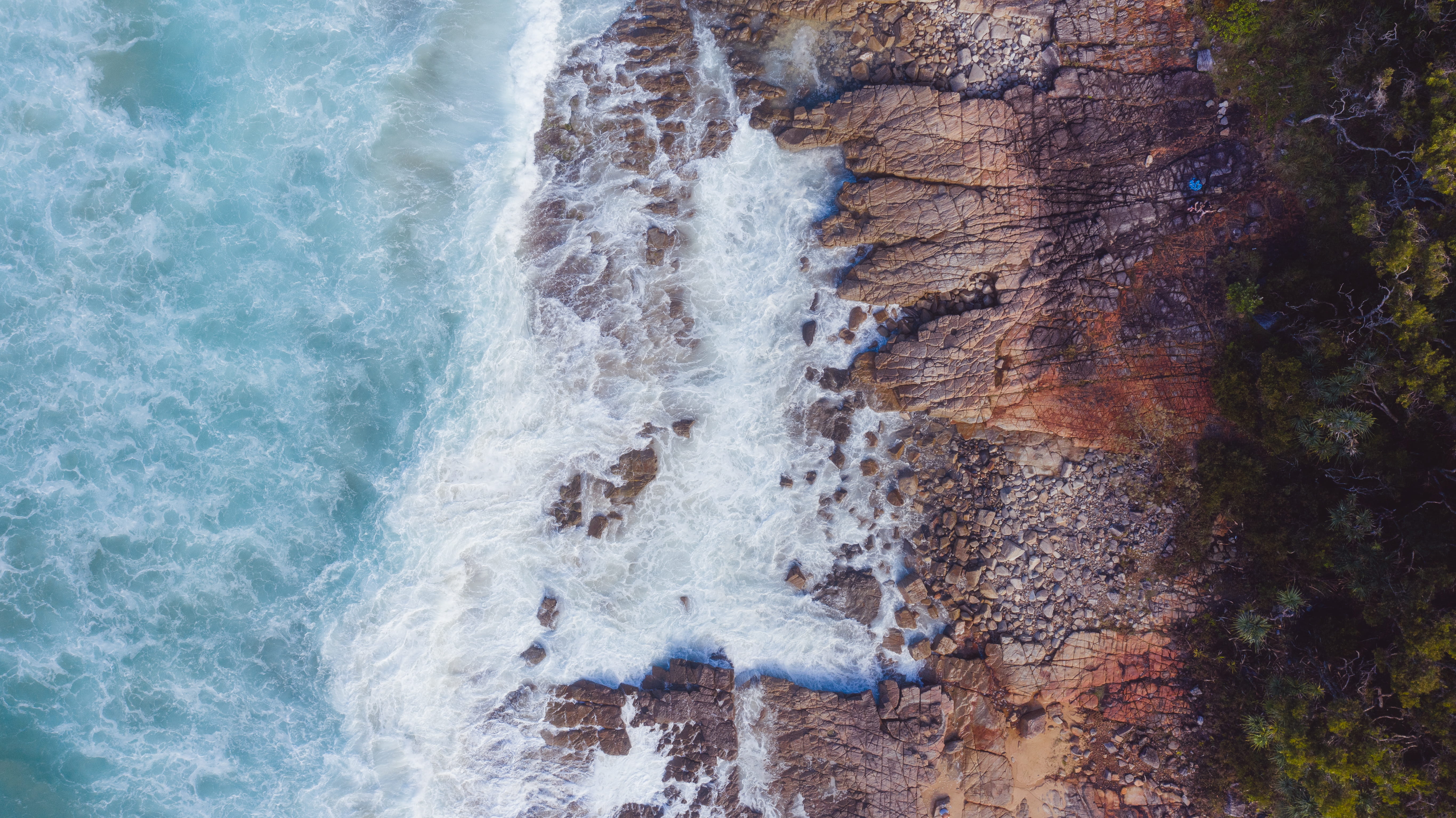 qld, cliff, ocean, art, land, flowing water, rock formation, solid, texture, 5K, motion, outdoors, coast, beach, falls, noosa, beauty in nature, water, HD Wallpaper