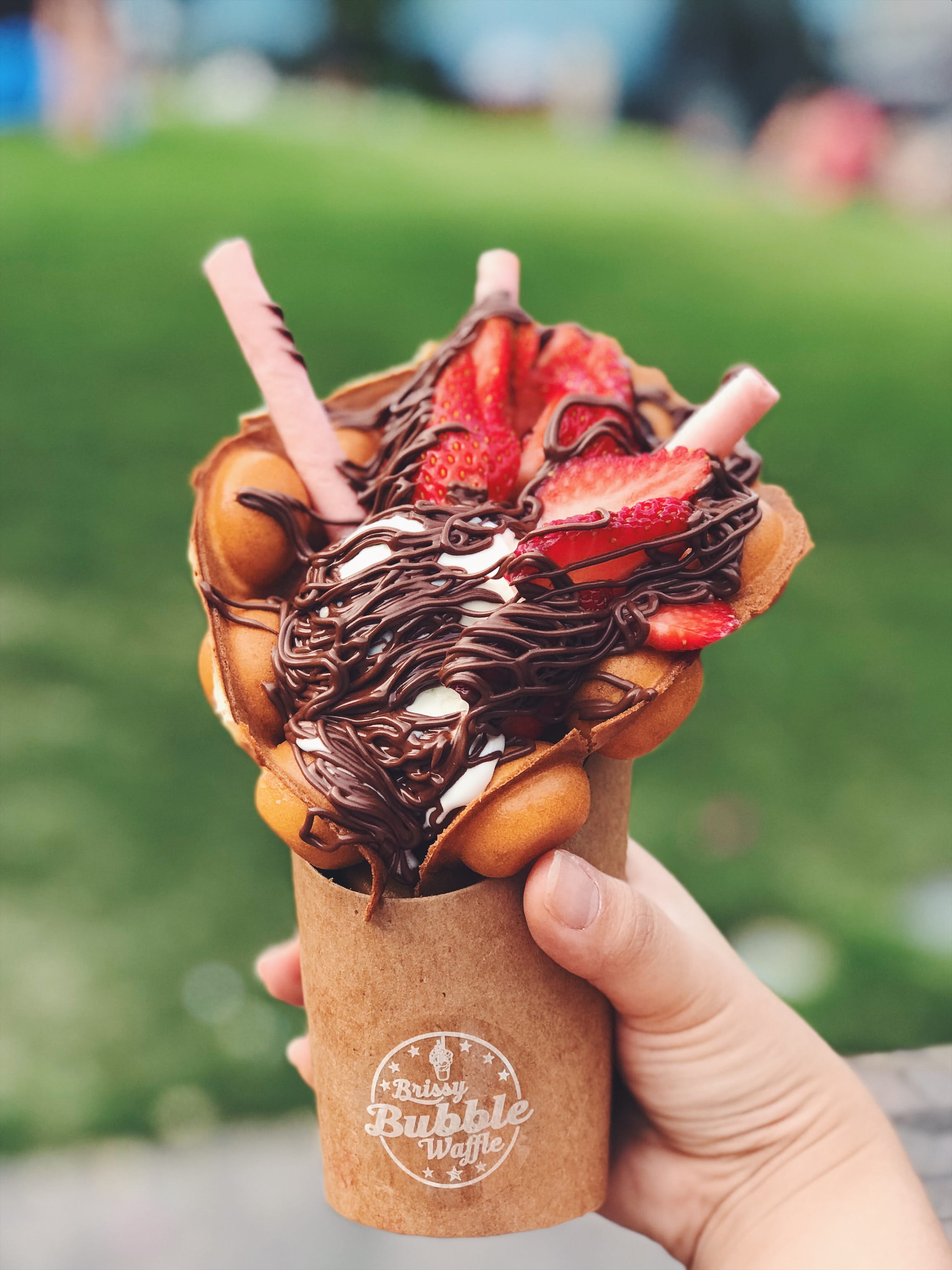 sweets, human finger, apparel, creme, eating, real people, south brisbane qld, human body part, chocolate, dessert, 2K, australia, food and drink, cream, Phone HD Wallpaper