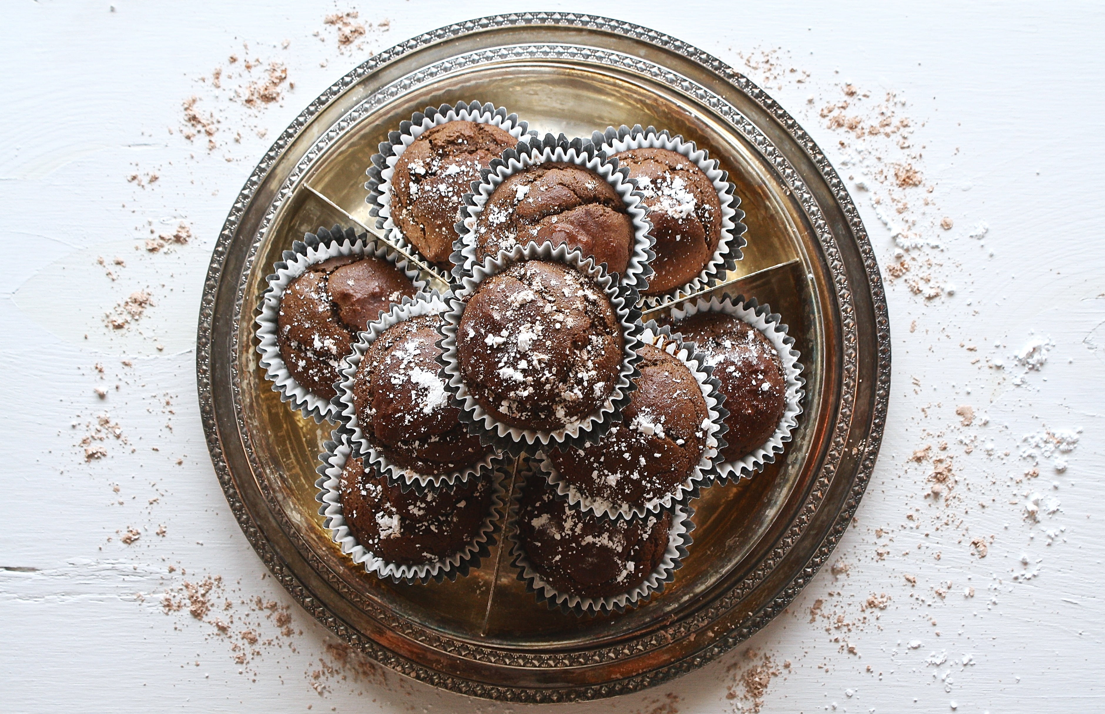 cupcakes, sweet food, temptation, food, platter, chocolate, food and drink, confection, studio shot, indoors, powdered sugar, cocoa, no people, homemade, HD Wallpaper