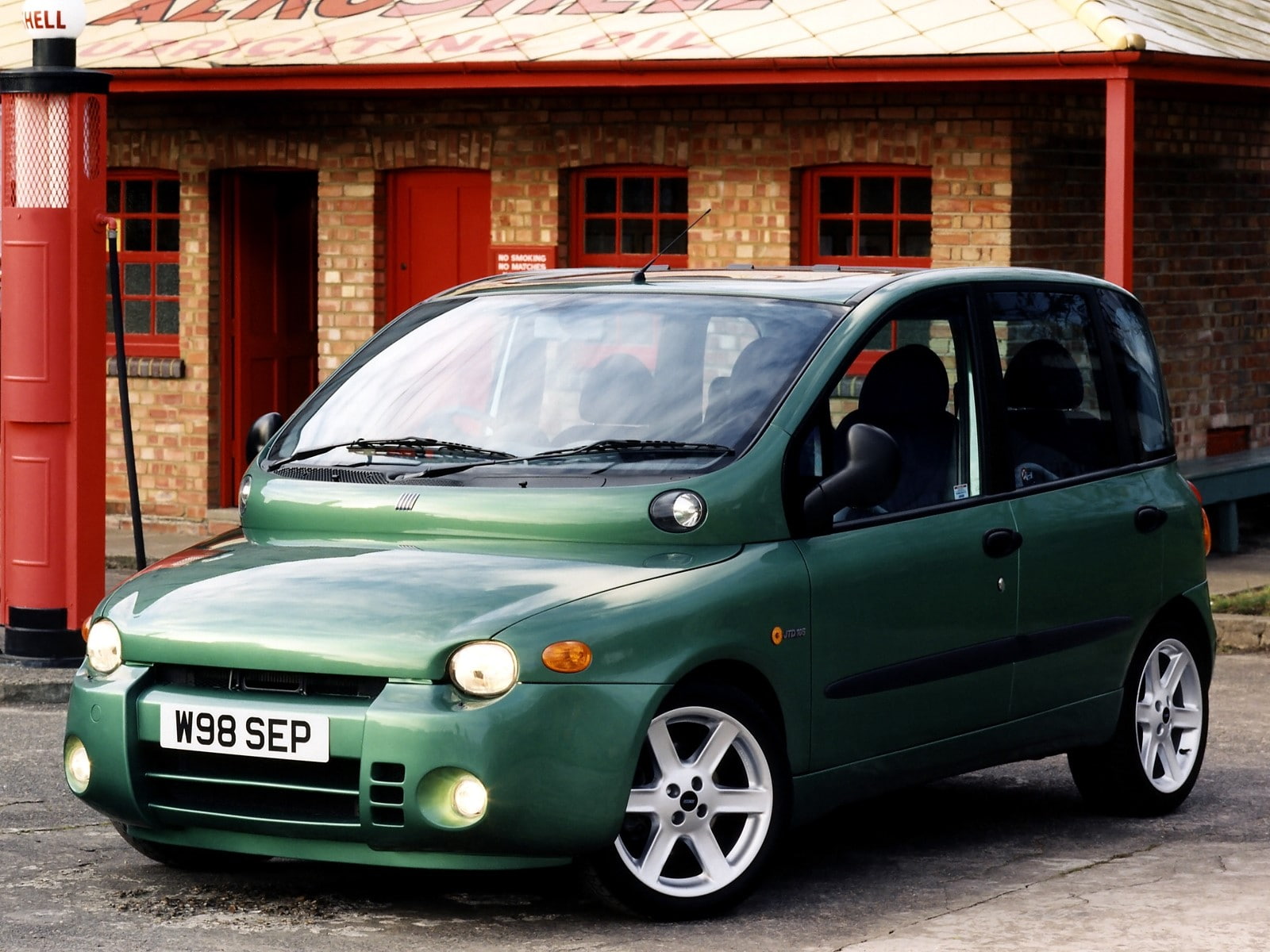 green color, city, vintage car, Fiat, land vehicle, architecture, Building, Front view, retro styled, mode of transportation, outdoors, Green, Multipla abarth, HD Wallpaper