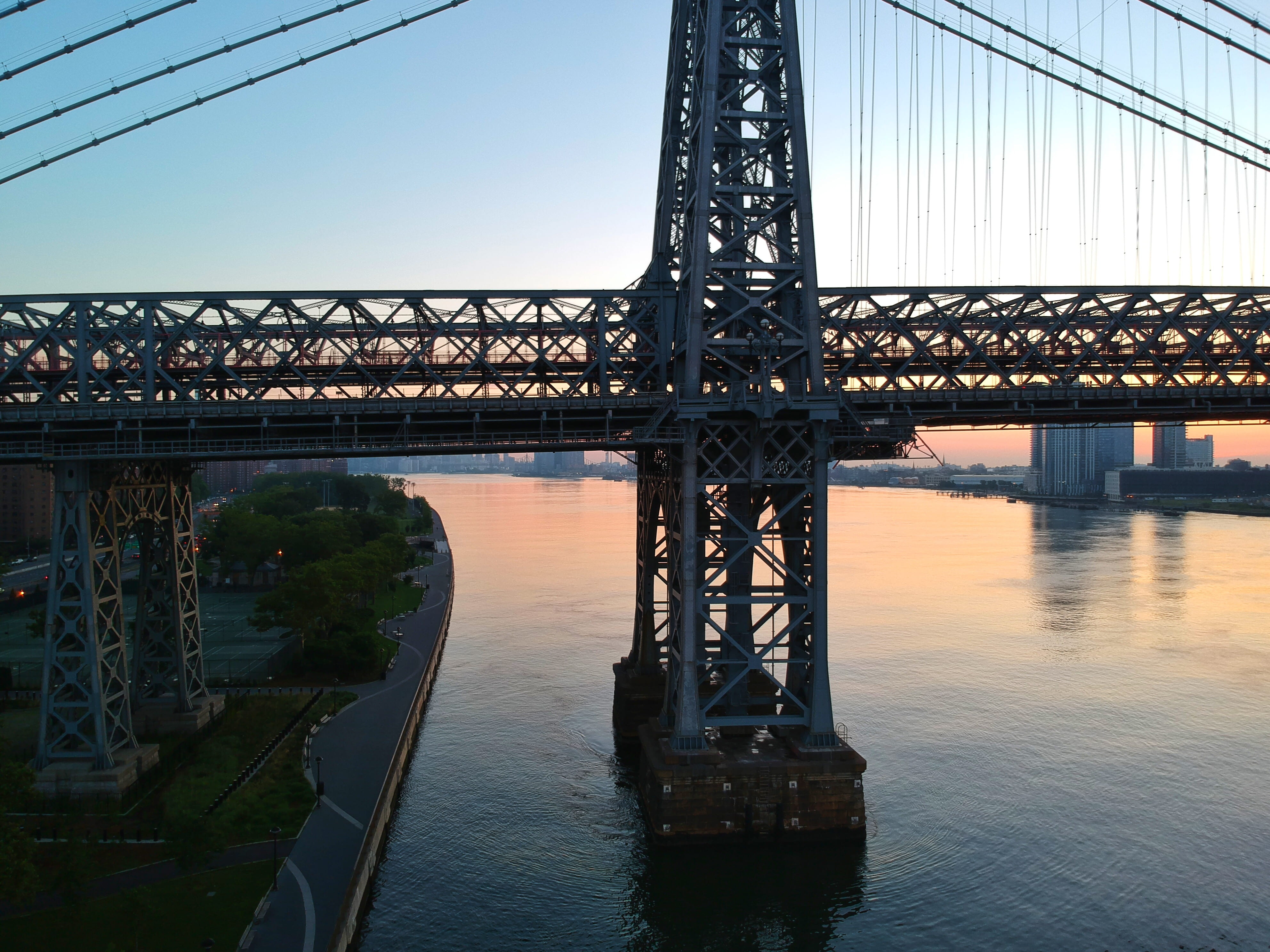 suspension, building, bridge - man made structure, williamsburg, sunrise, 4K, water, nyc, architecture, built structure, gray, brooklyn, structure, transportation, HD Wallpaper