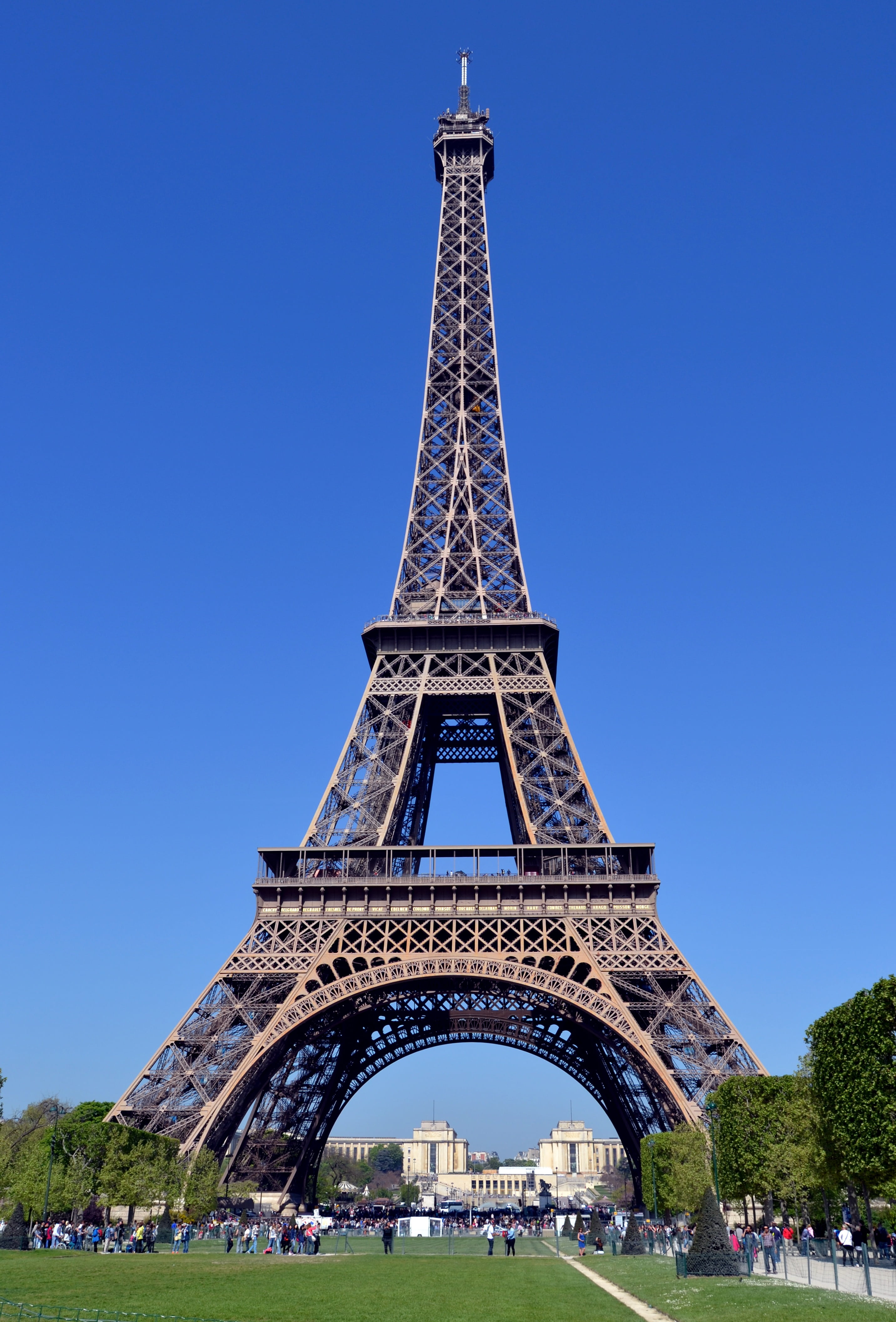 aat, sky, arch, daytime, beauty, outdoors, travel, tower, day, holidays, the past, tourism, the eiffel tower, tree, crowd, tall - high, 4K, spring, history, Phone HD Wallpaper