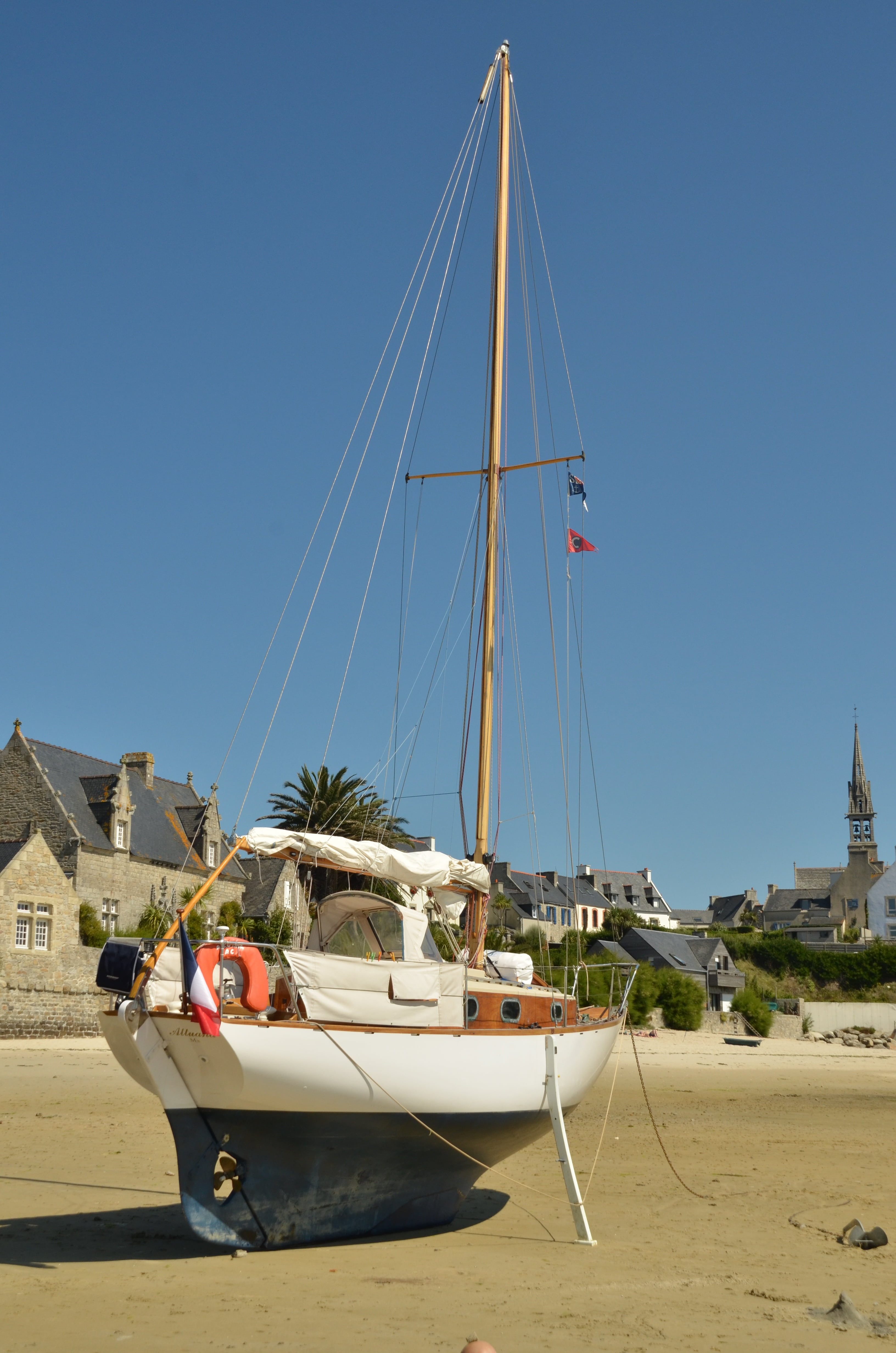 sea, tide, beach, architecture, moored, mast, boat, mode of transportation, 4K, eb, france, clear sky, day, nature, land, anchor, île de batz, sky, nautical vessel, Phone HD Wallpaper