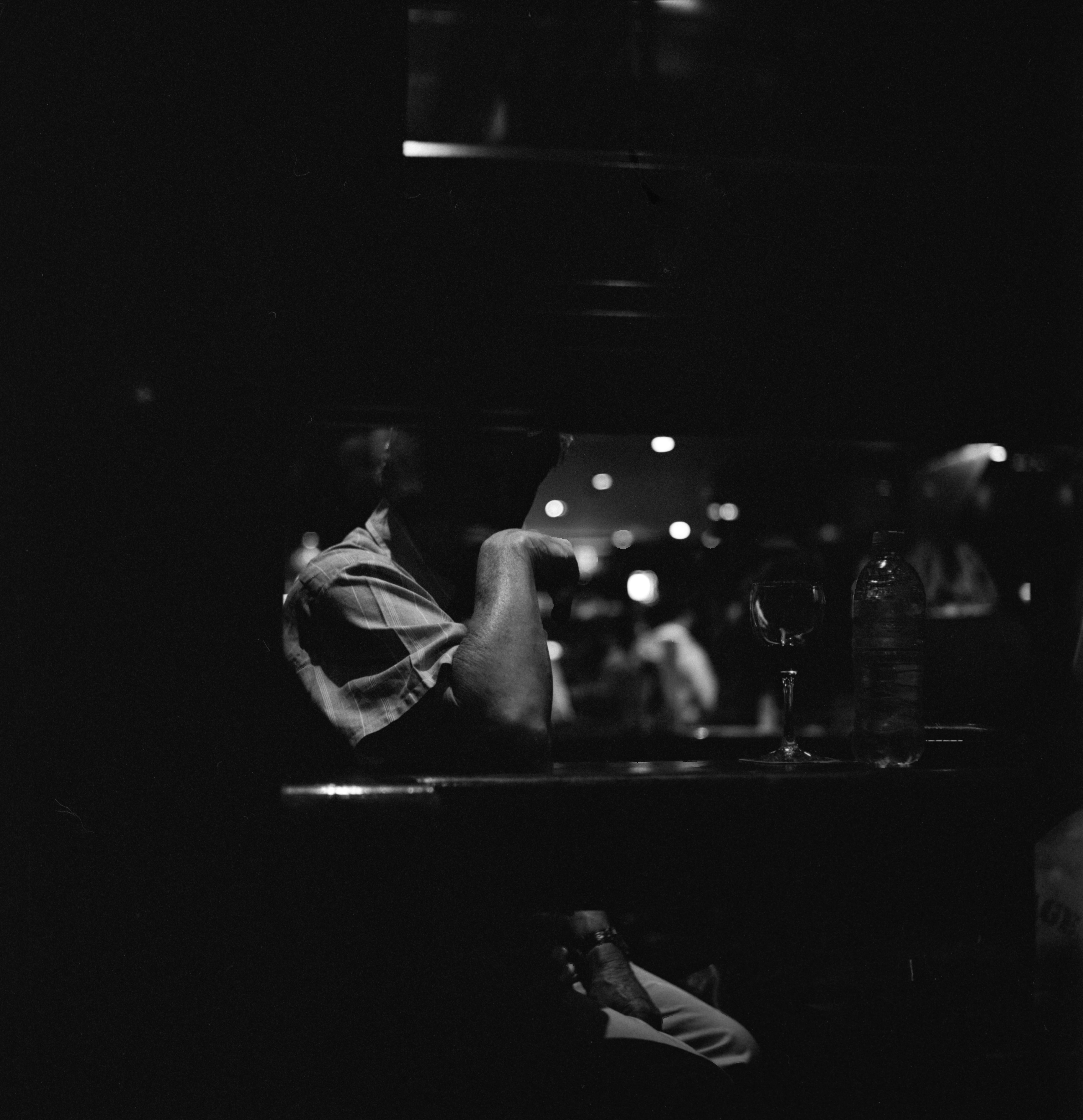 person, guitar, grayscale, group of people, leisure activities, lighting, people, bar - drink establishment, dark, adult, night life, musician, arts culture and entertainment, Phone HD Wallpaper