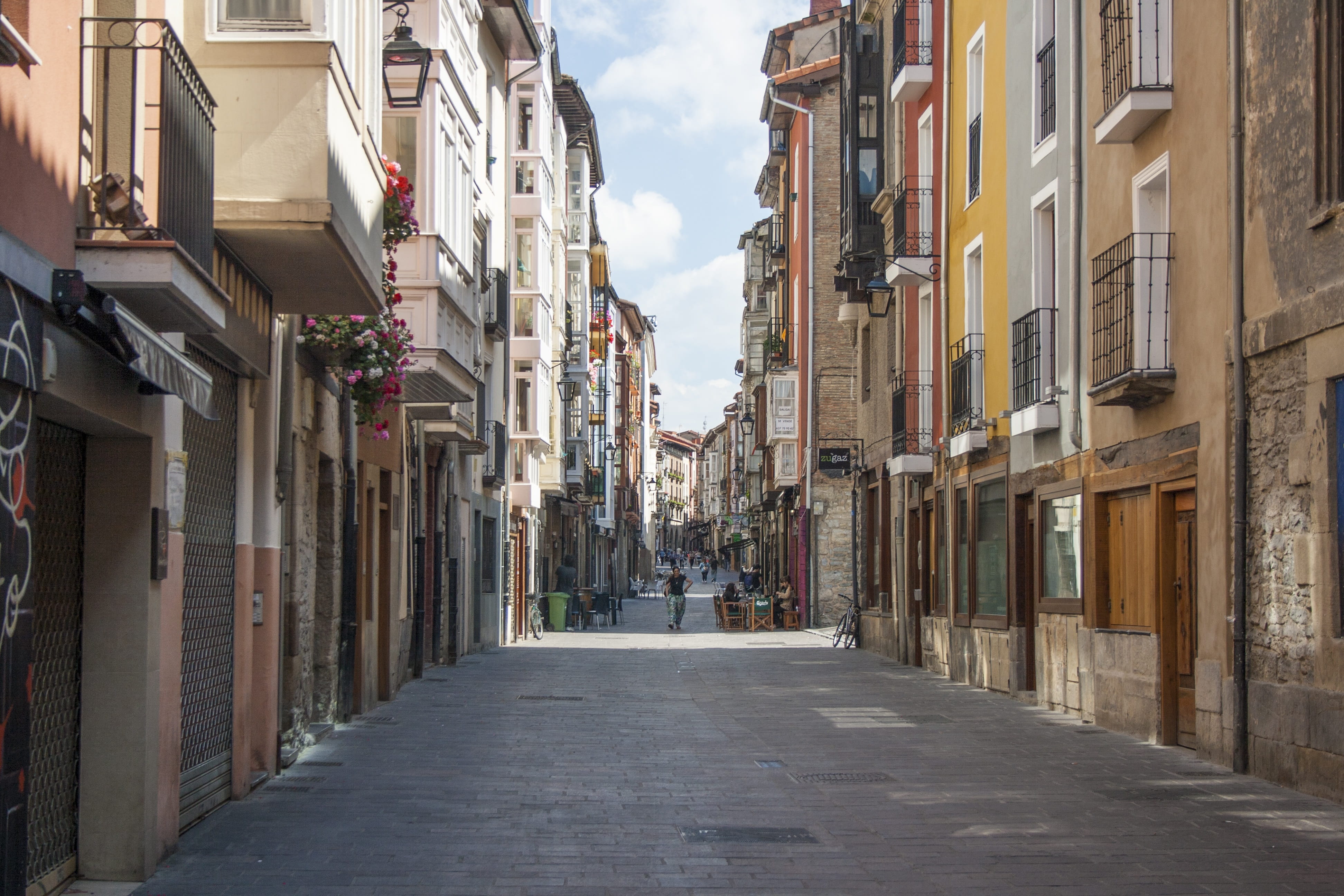 alava, 4K, narrow, gasteiz, alley, residential district, cuchilleria, street, building, sky, no people, vitoria, outdoors, apartment, architecture, euskadi, HD Wallpaper