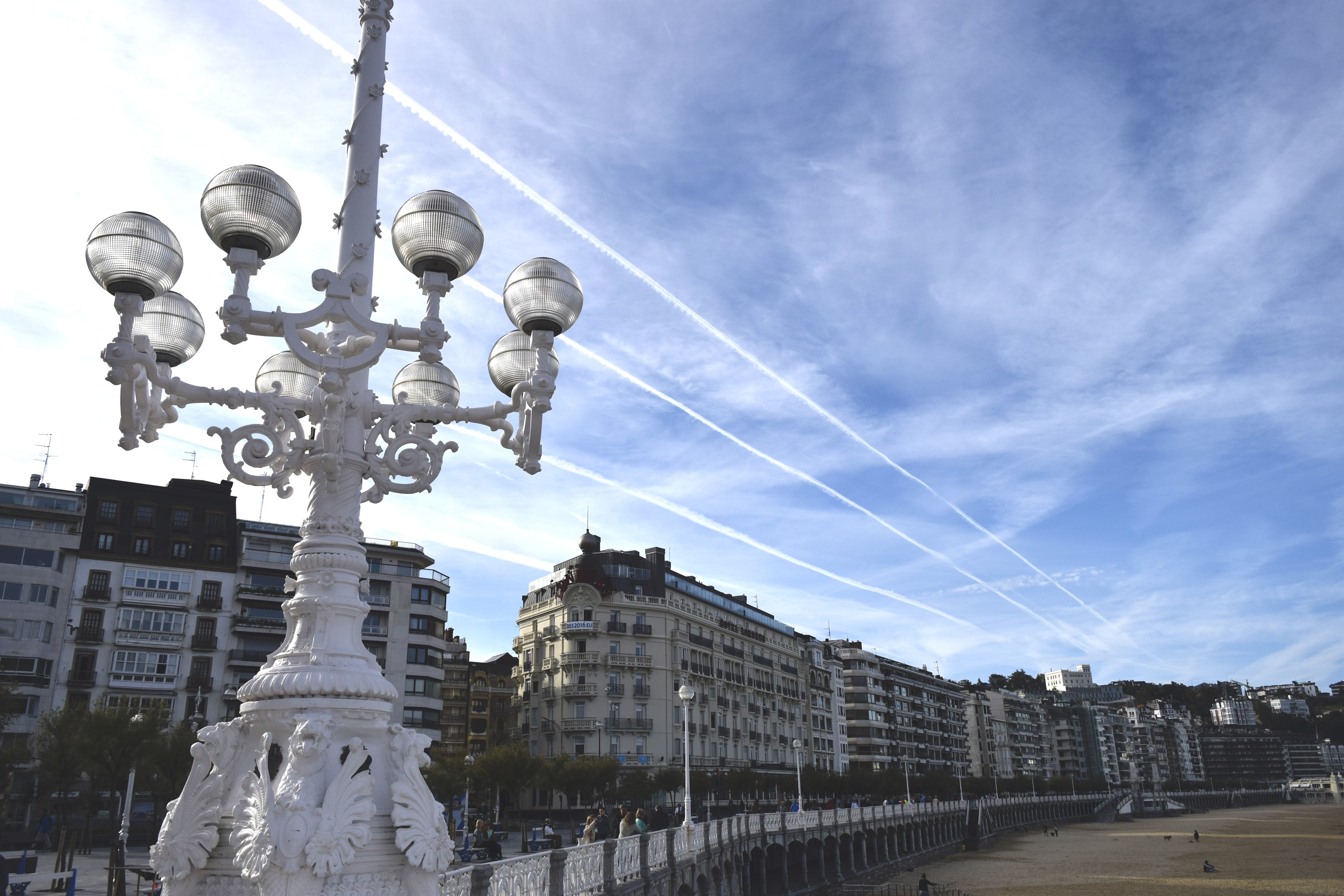 san sebastian, 5K, low angle view, sculpture, representation, street lamp, euskadi, 3, human representation, sunlight, architecture, day, hotel london, HD Wallpaper