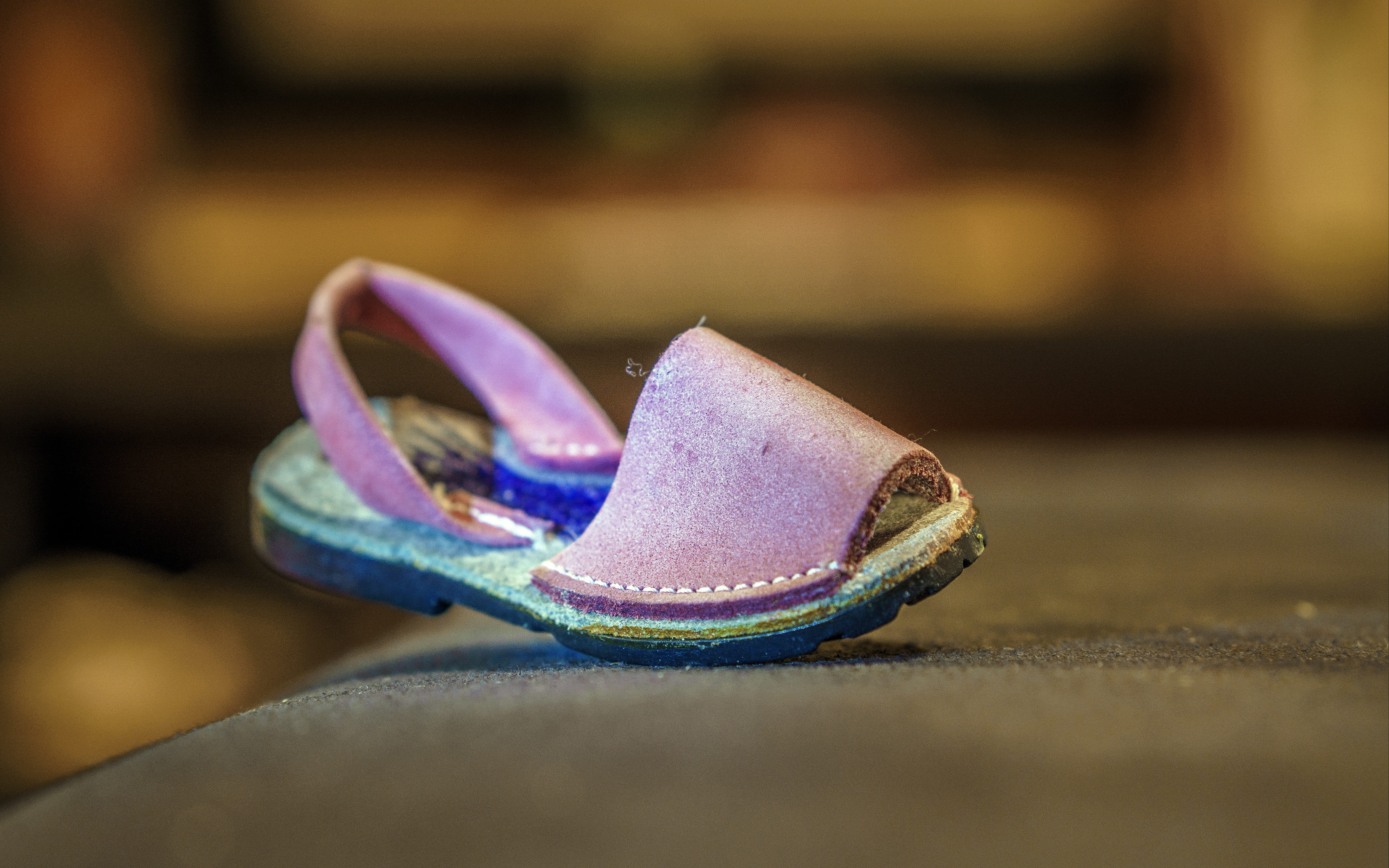 close-up, funny, 5K, beach, craft, artistic, style, pink, sandal, day, purple, representation, art and craft, shoe, focus on foreground, decoration, creativity, HD Wallpaper