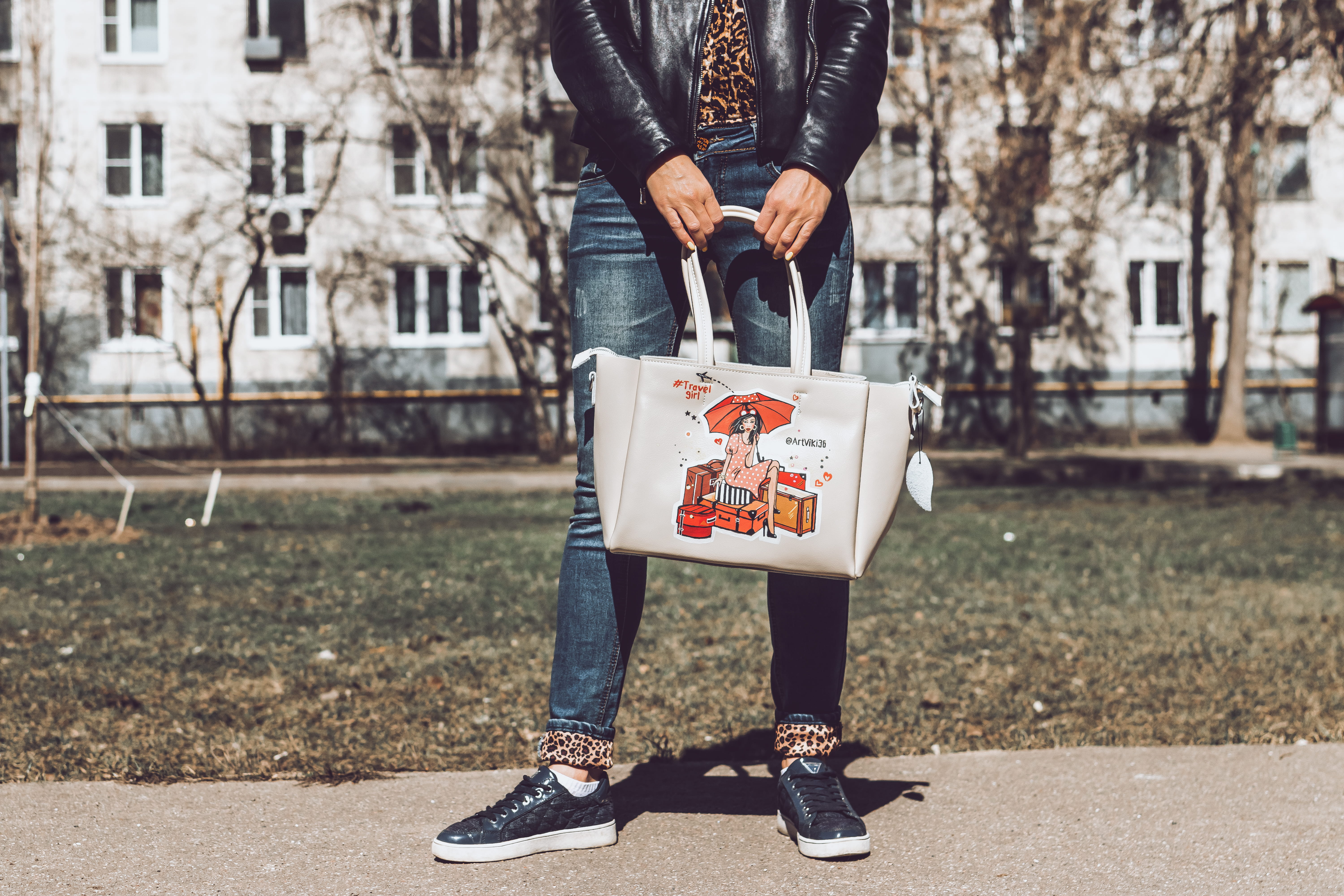 jeans, nature, human body part, jacket, fancy, focus on foreground, holding, human leg, colourful, tote, architecture, focus, fashionable, front view, casual clothing, HD Wallpaper