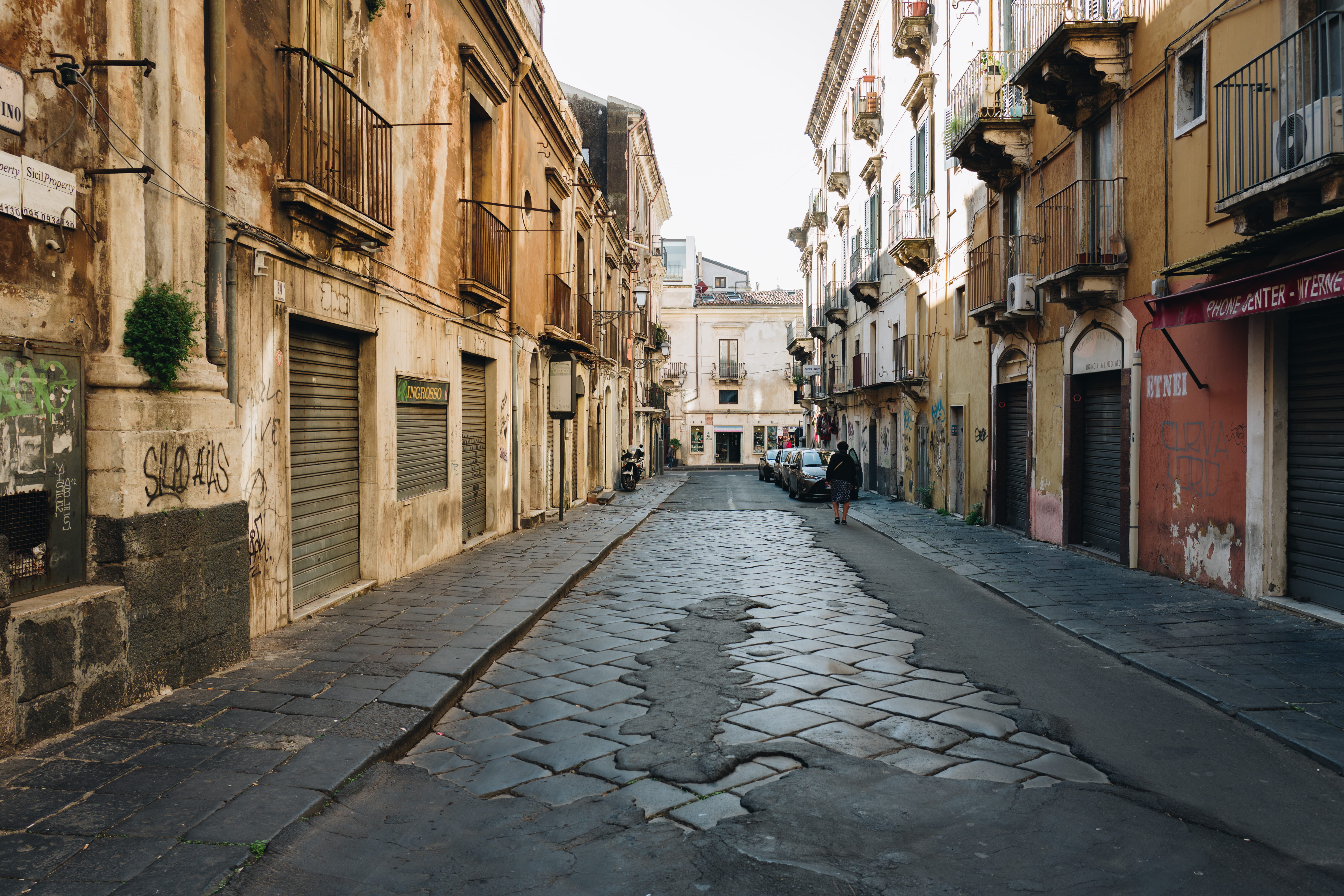 town, incidental people, narrow, diminishing perspective, long, cozy, city, direction, built structure, day, old, building exterior, transportation, via vittorio emanuele ii, HD Wallpaper