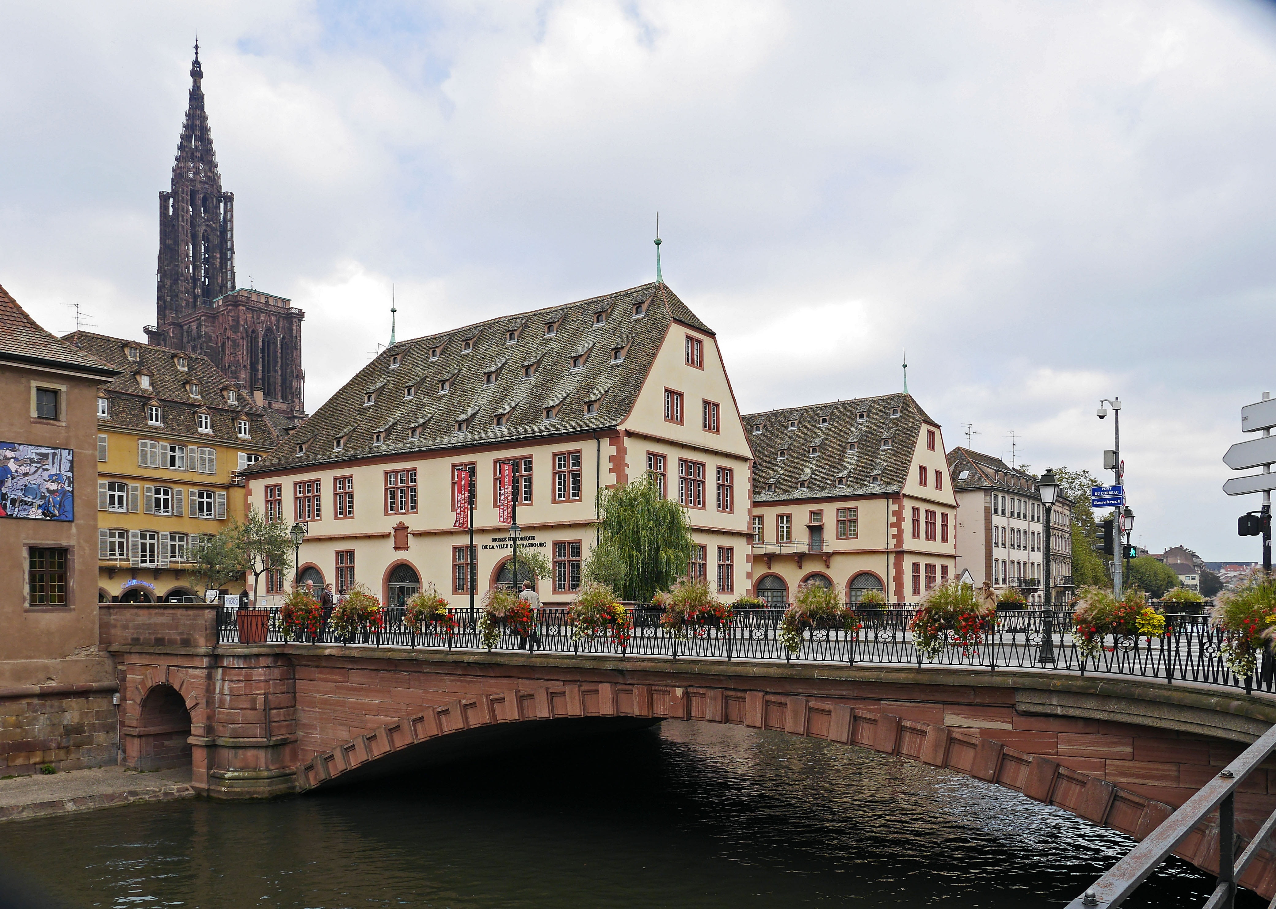 tourism, 4K, building exterior, river, capital, town, travel, european city, cloud - sky, built structure, old, bridge - Man Made Structure, musee historique, HD Wallpaper