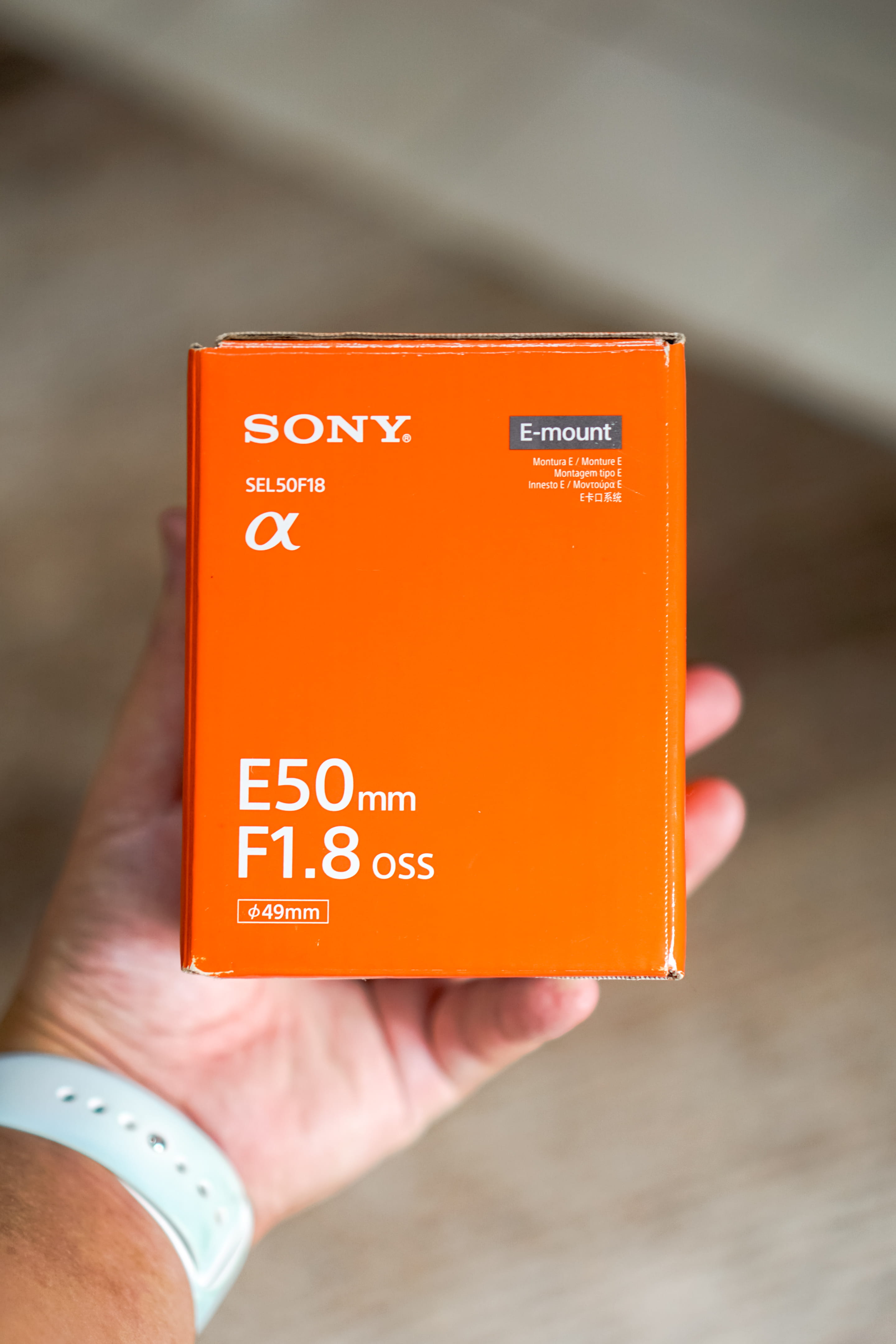 selective focus, bandung, adult, 4K, red, business, focus on foreground, human limb, one person, western script, lens, box, body part, orange color, communication, Phone HD Wallpaper