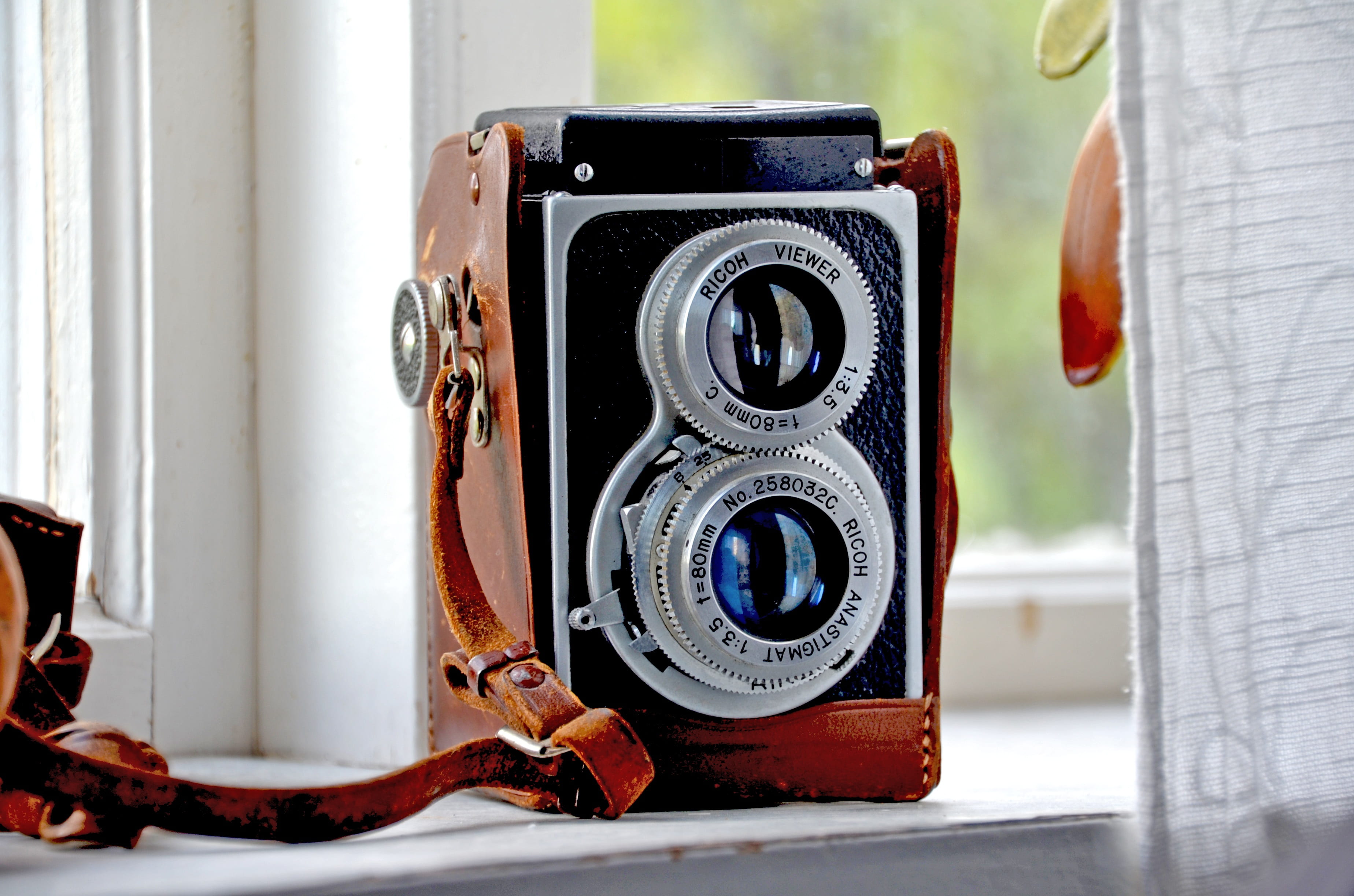 retro styled, black, ricoh, old camera, brown, close-up, photographing, indoors, lens - optical instrument, antique, vintage, camera, slr camera, technology, HD Wallpaper