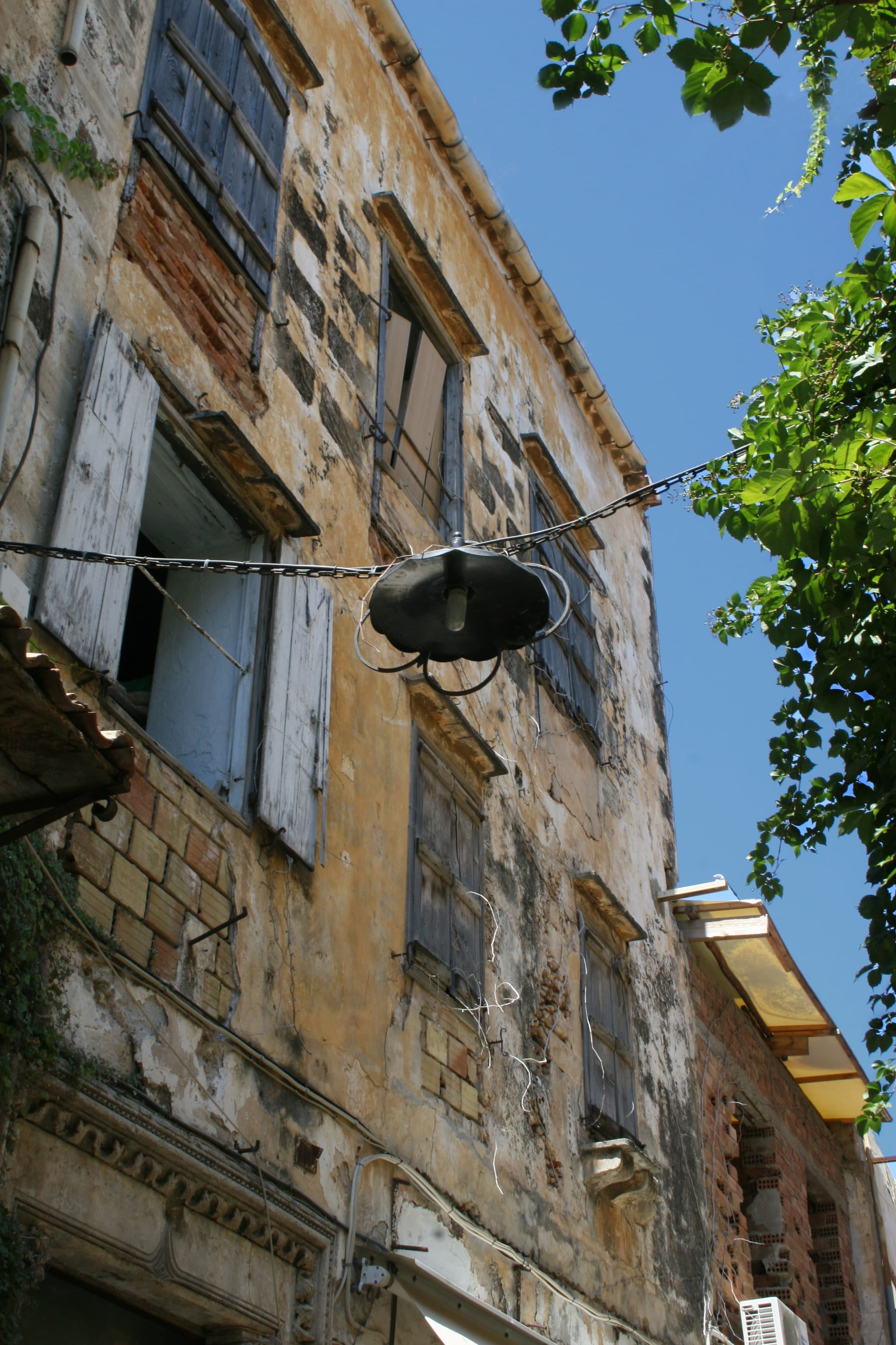 sky, old town, 2K, low angle view, House, architecture, building, Facade, history, no people, one animal, day, lighting equipment, plant, built structure, Phone HD Wallpaper