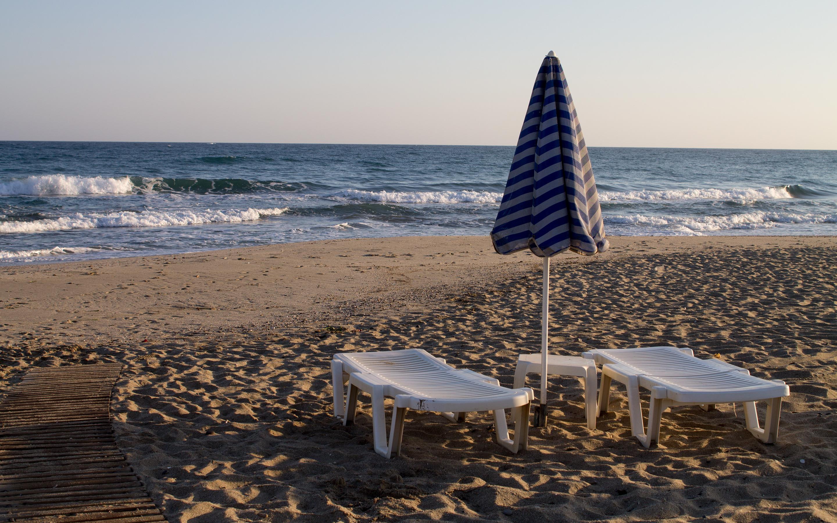 chair, 2K, sunrise, white, beaches, sand, umbrella, chairs, patio, 2880x1800, black, summer, HD Wallpaper