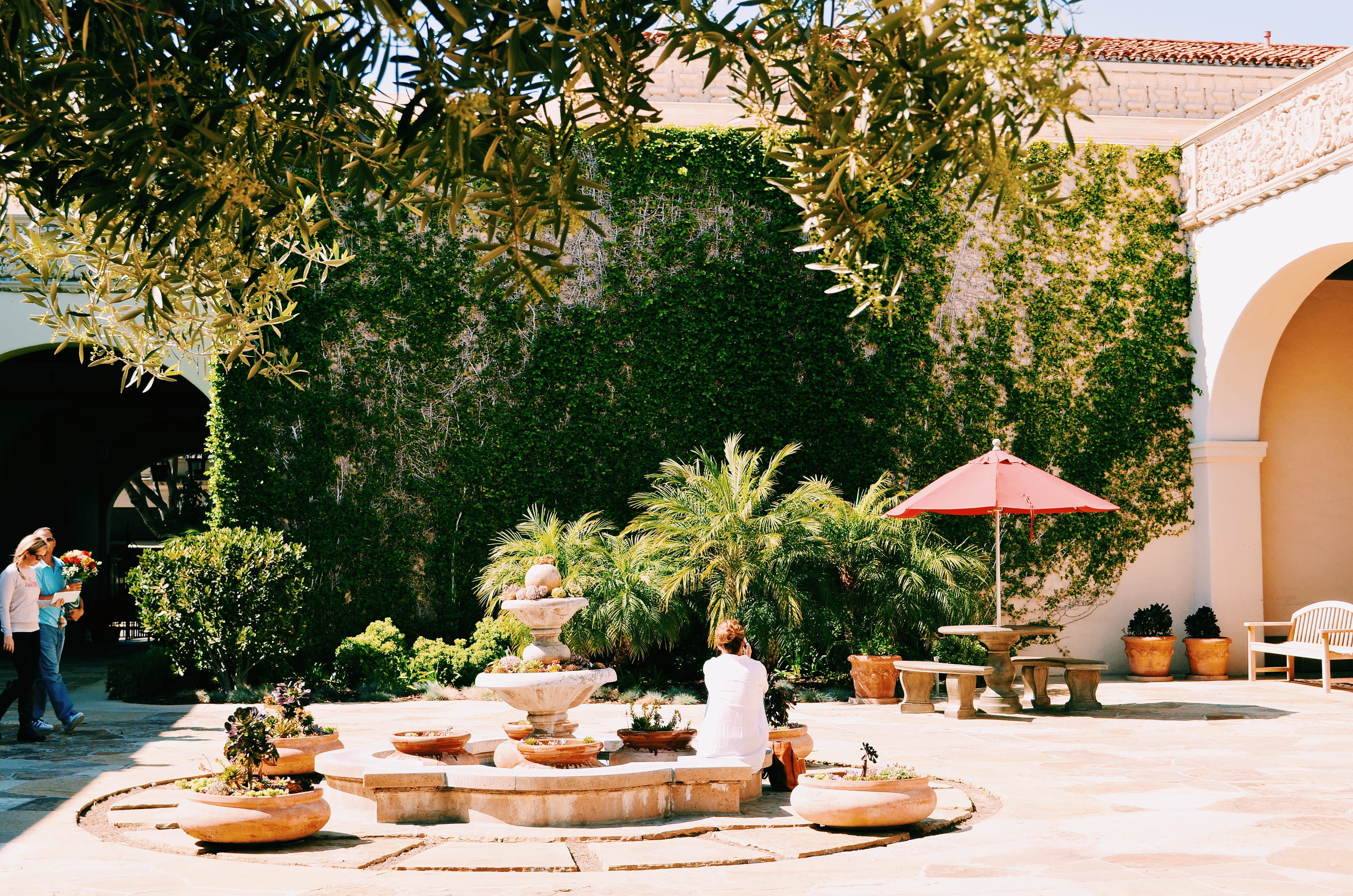 pasadena, building exterior, plant, relaxation, women, adult, real people, outdoors, tree, day, white, architecture, lost, parasol, lifestyles, men, group of people, HD Wallpaper
